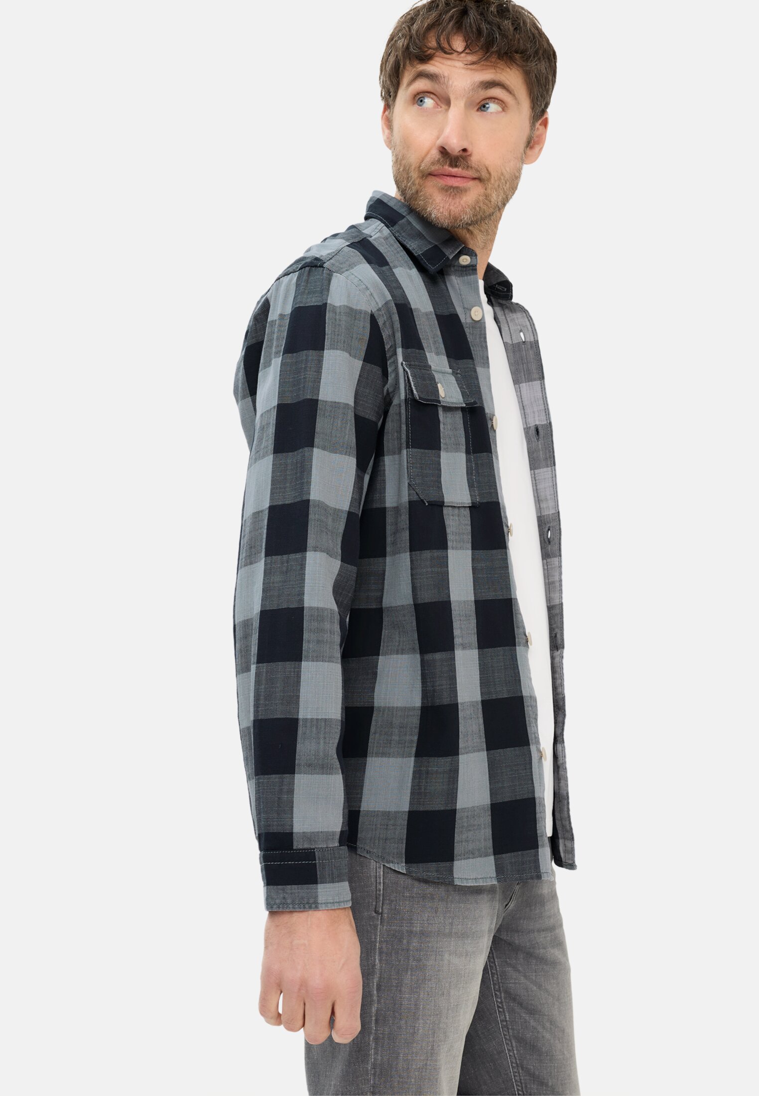 Herren Karohemd aus reiner Baumwolle Sturmblau getragen emotional