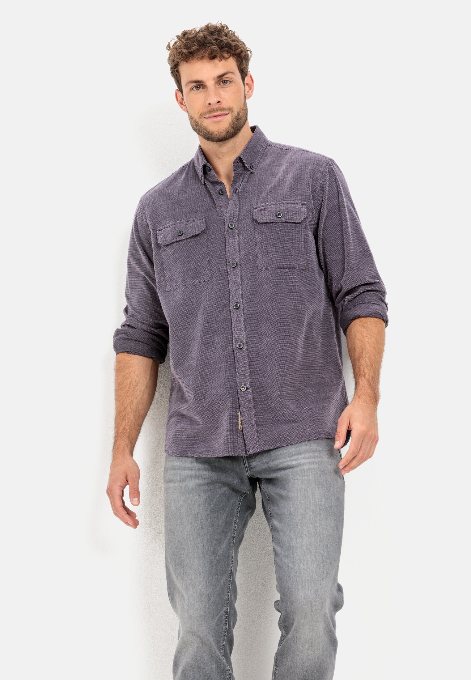 Herren Langarmhemd aus reiner Baumwolle Lila getragen emotional