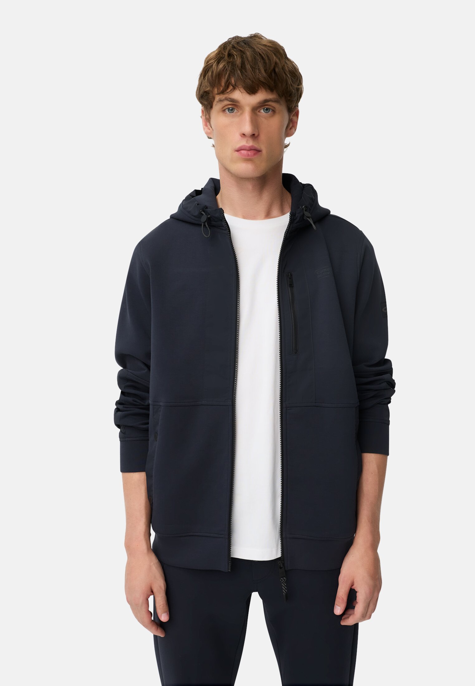 Herren Sweatjacke mit 4-Way Stretch und kontrastierenden Details Navyblau getragen vorn