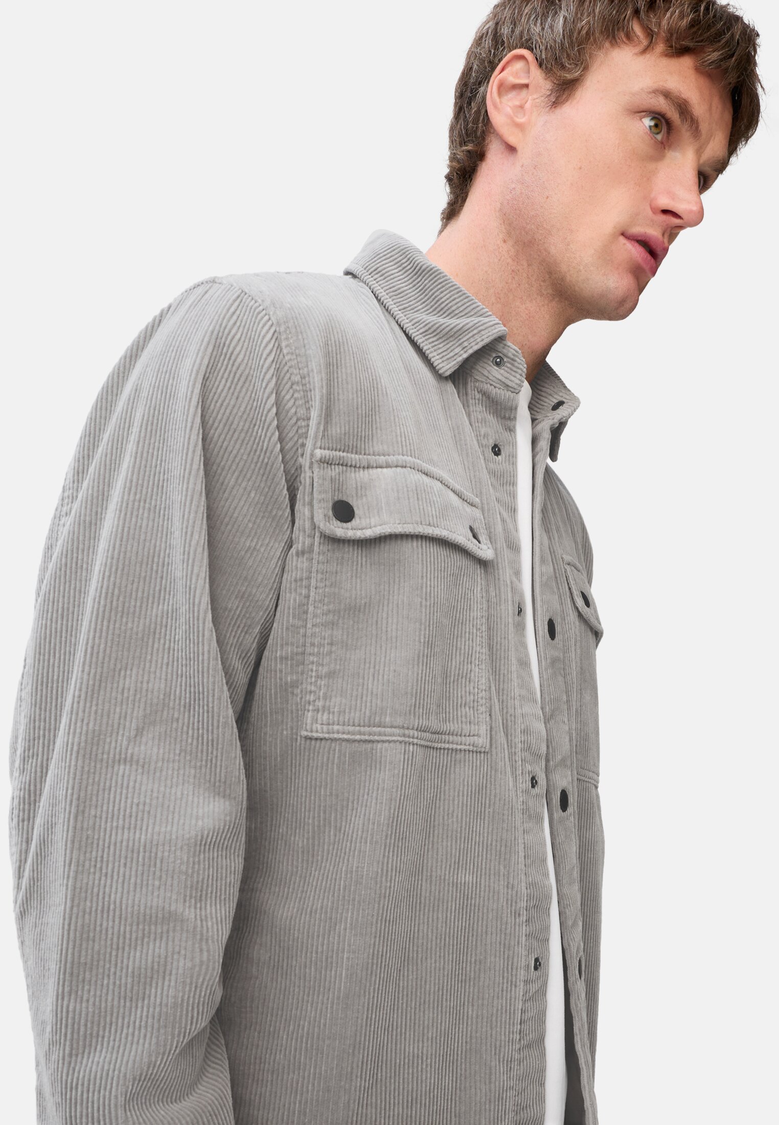 Herren Cord Overshirt aus 100% Baumwolle Grau getragen emotional