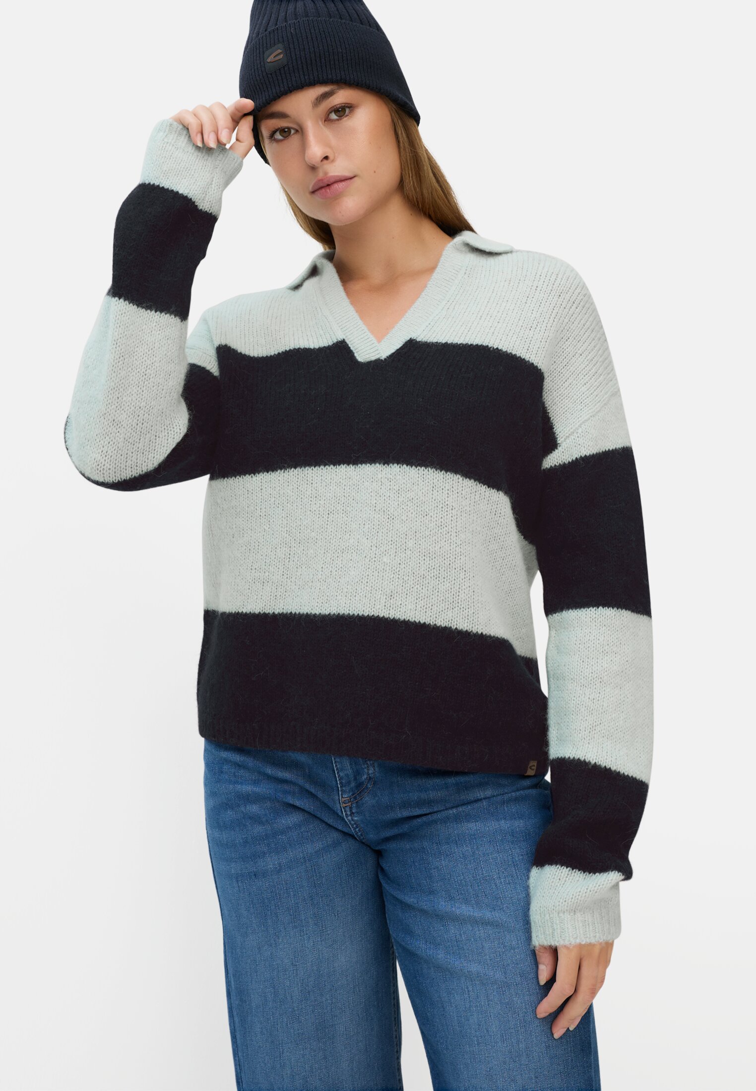 Damen Strickpullover mit Hemdkragen Dunkelblau getragen emotional