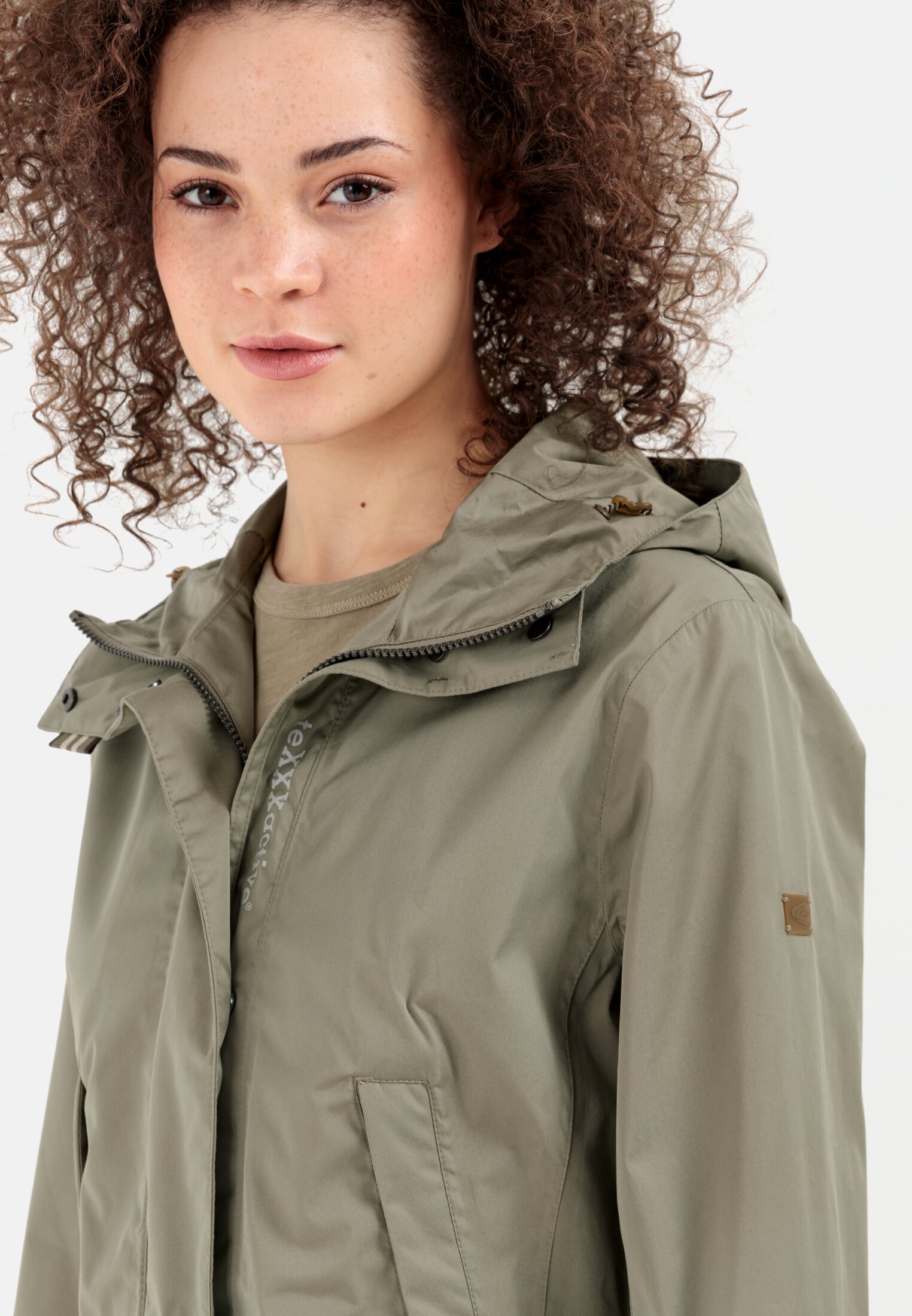 Damen teXXXactive® Funktionsparka aus einem organic Cotton Mix Khaki getragen detailliert nah