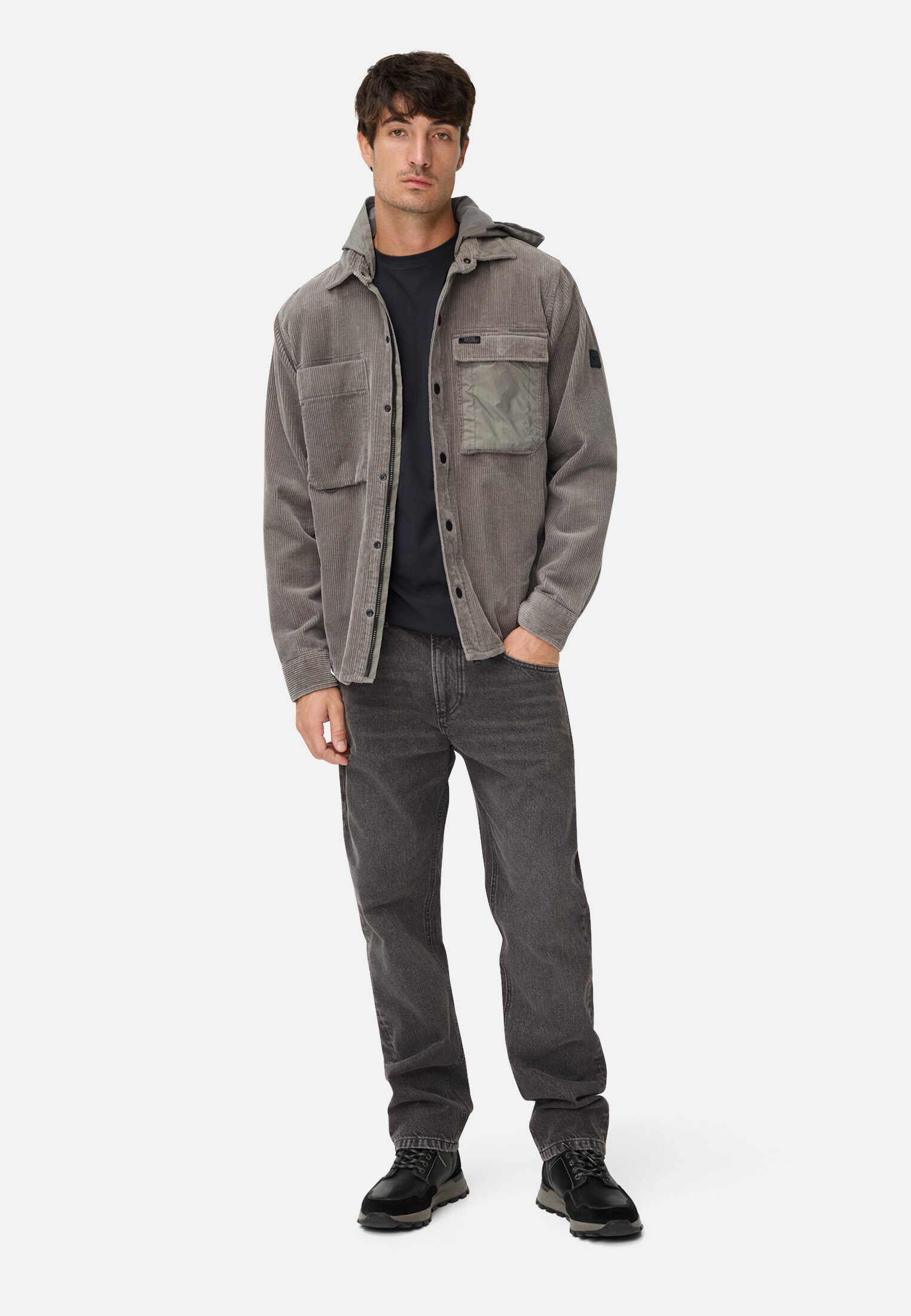 Herren 5-Pkt Loose Fit Jeans aus reiner Baumwolle Graphitgrau getragen vorne Ganzkörper