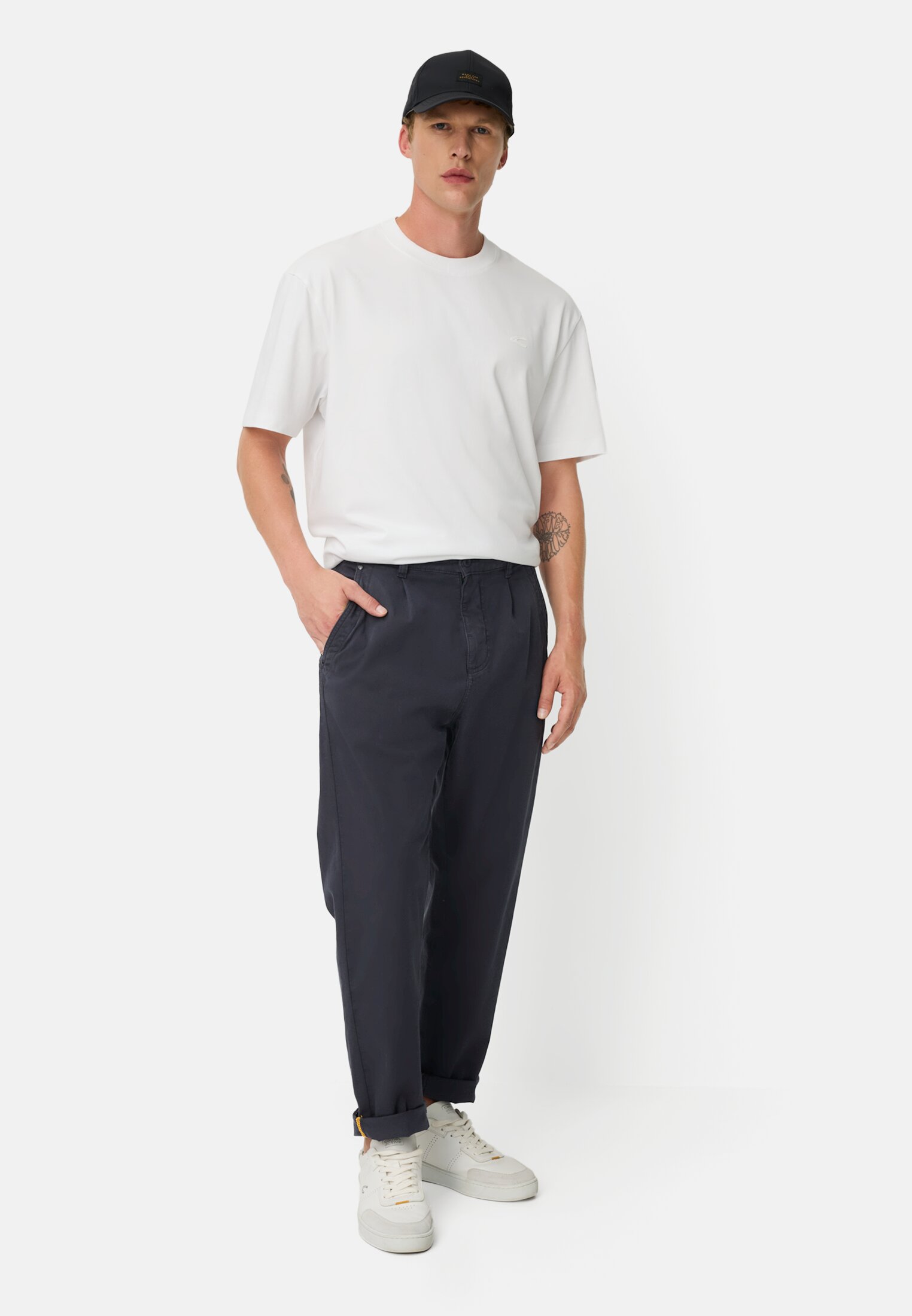 Herren Relaxed Fit Chino mit 2-Wege Stretch Navyblau getragen vorne Ganzkörper