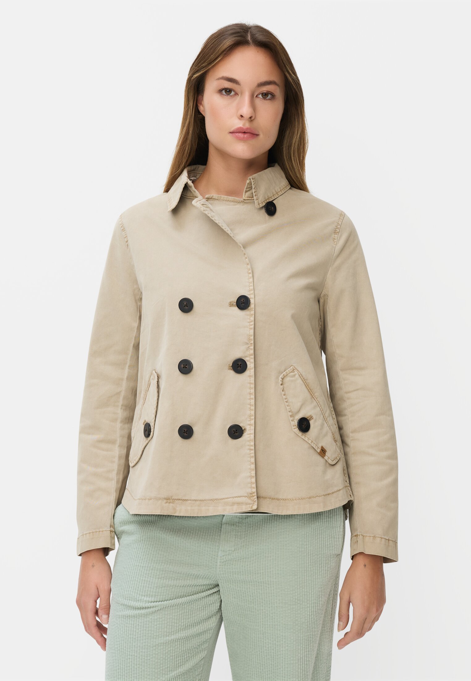 Damen Blazer mit Pattentaschen Beige getragen vorn