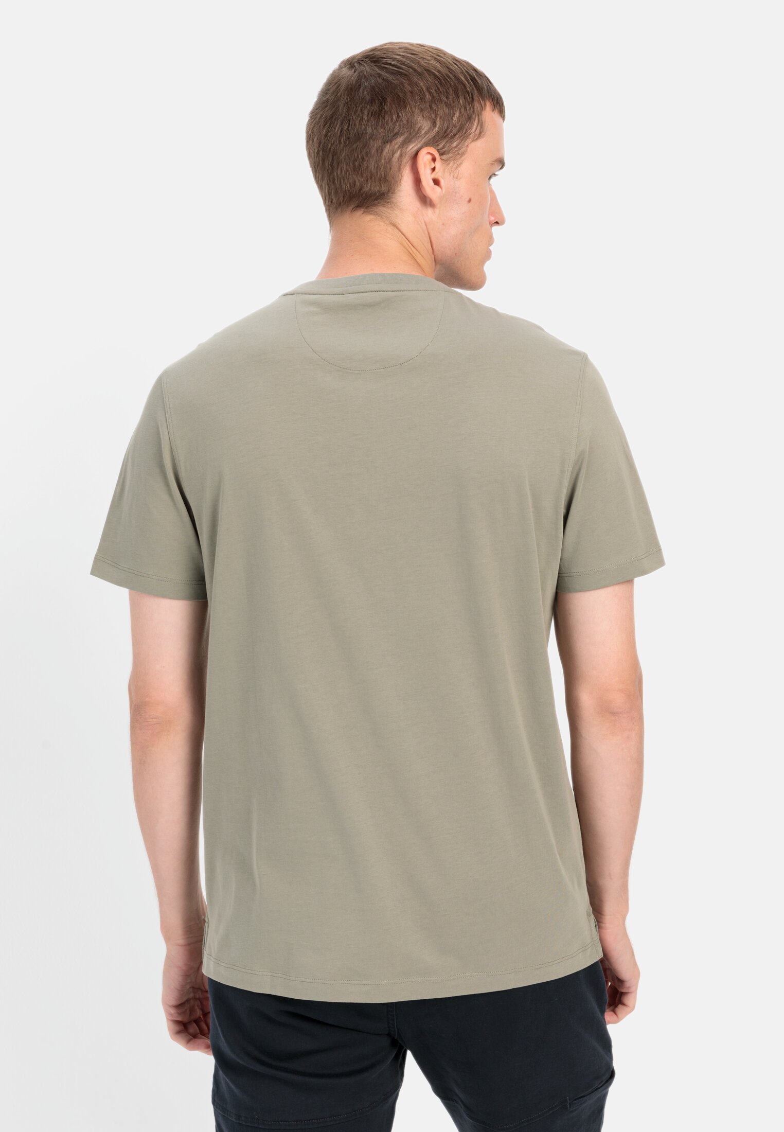 MI_409474-9T04-31_M2-00 Herren Henley Shirt mit kurzem Arm aus reiner Baumwolle Khaki getragen hinten