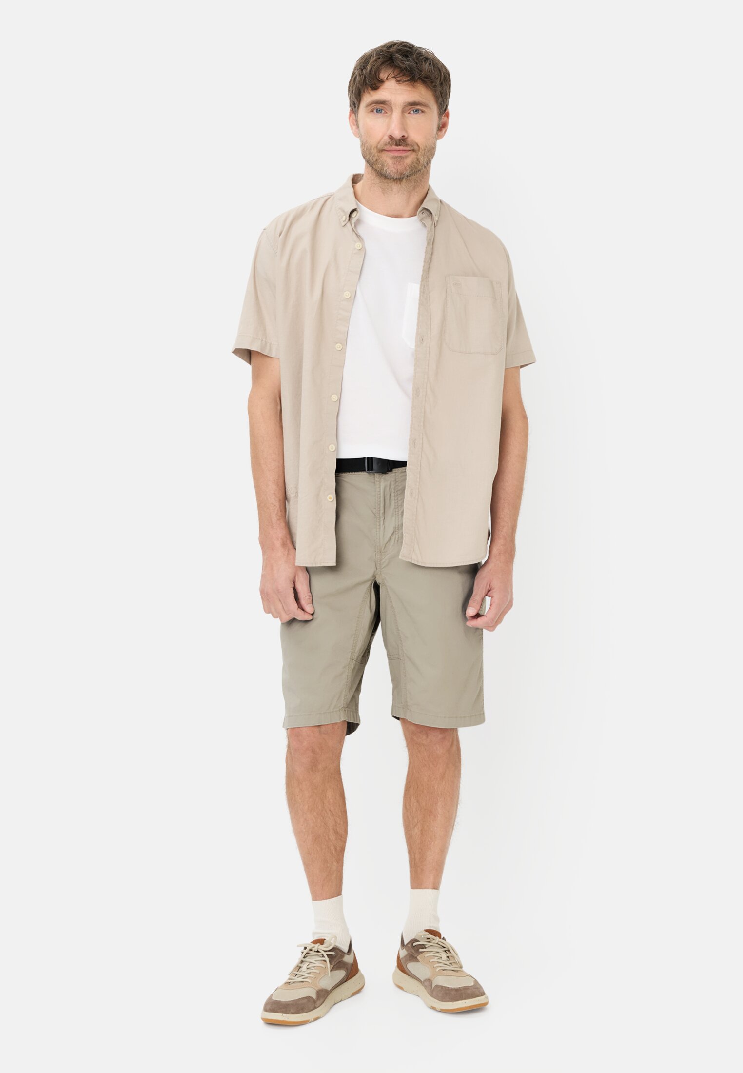 Herren Bermuda Shorts mit elastischem Bund Beige getragen vorne Ganzkörper