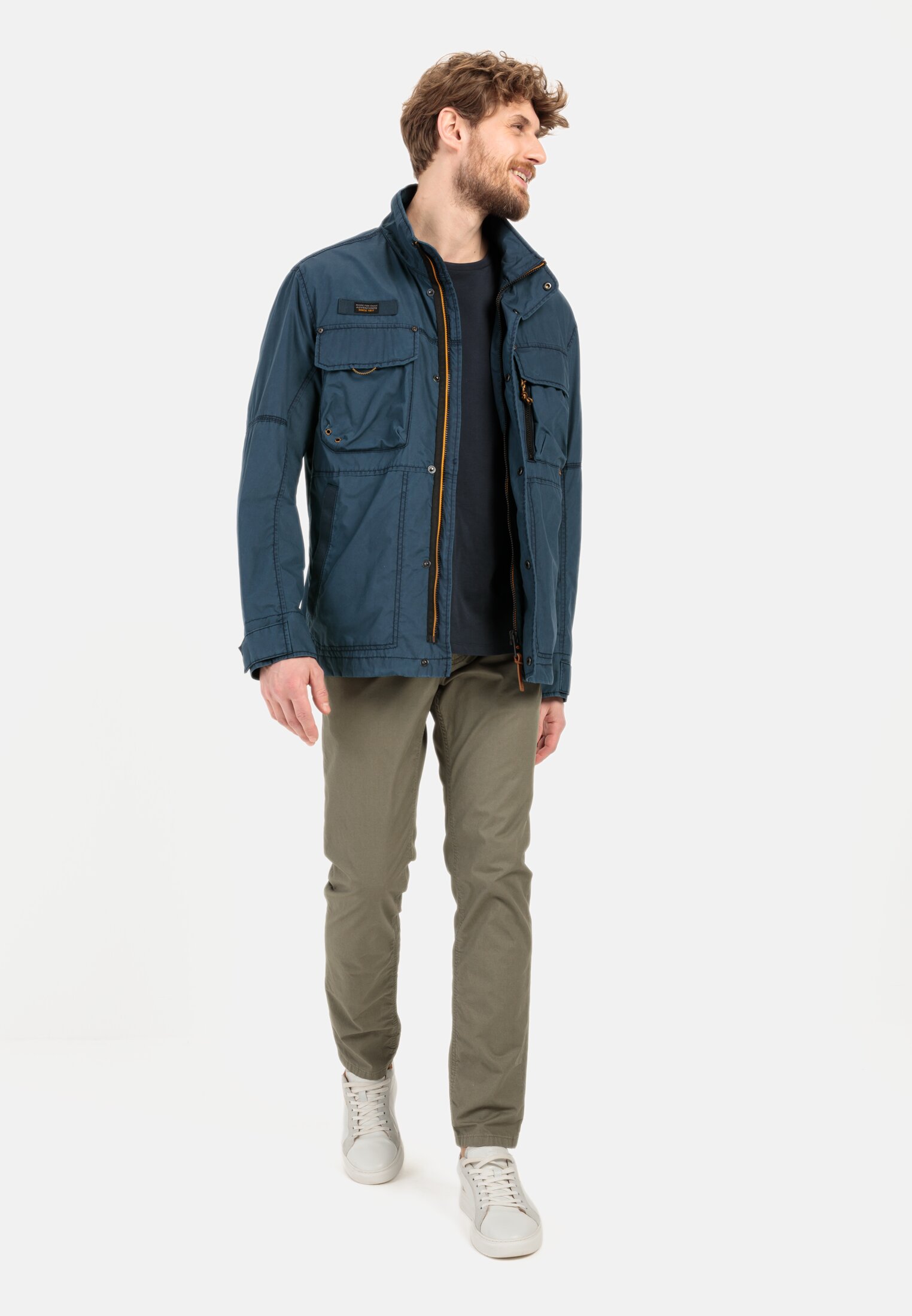 Herren Slim Fit 5-Pocket Hose Khaki getragen vorne Ganzkörper