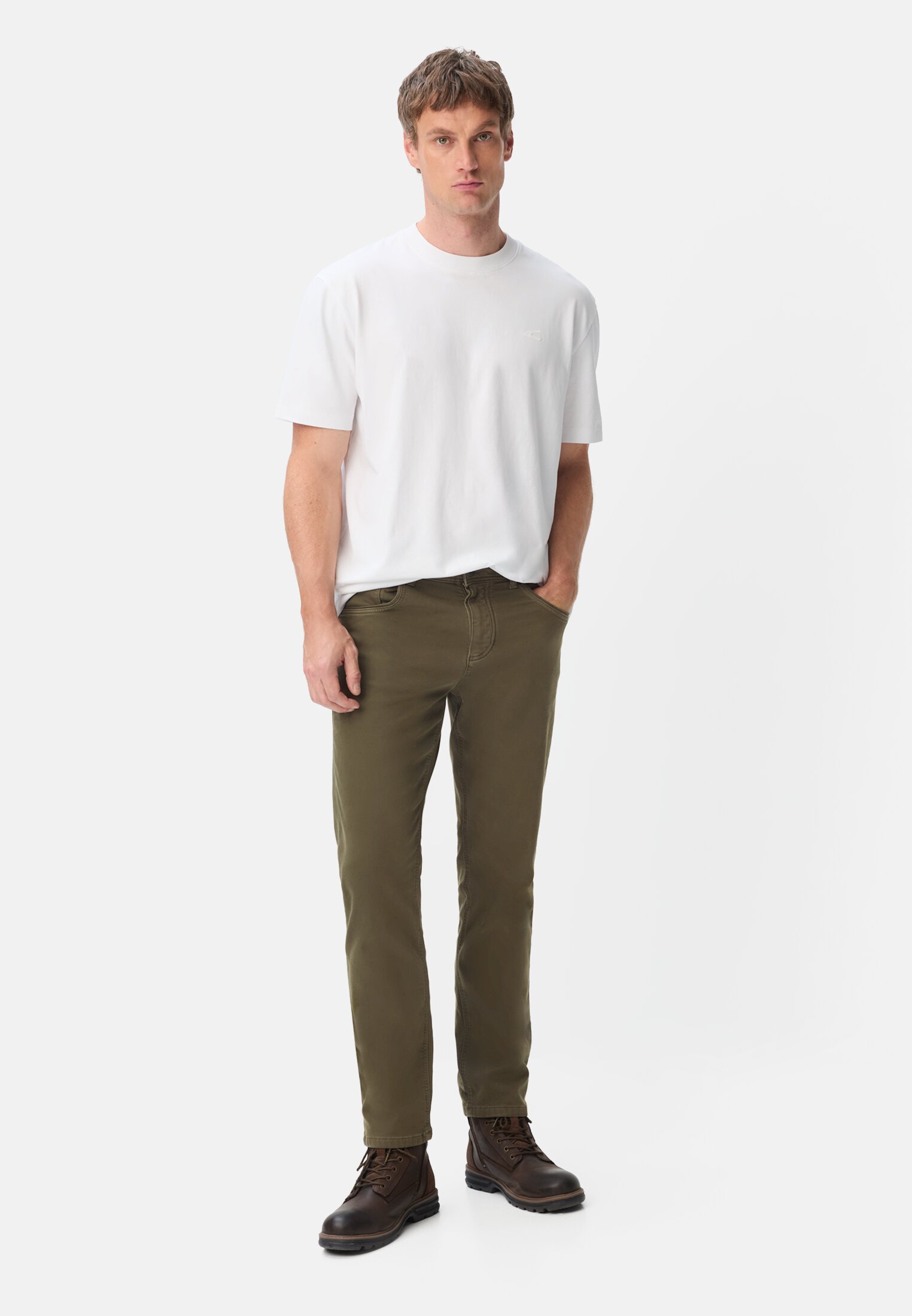Heren Regular Fit fleXXXactive©broek Olijfgroen gedragen voor lichaam compleet