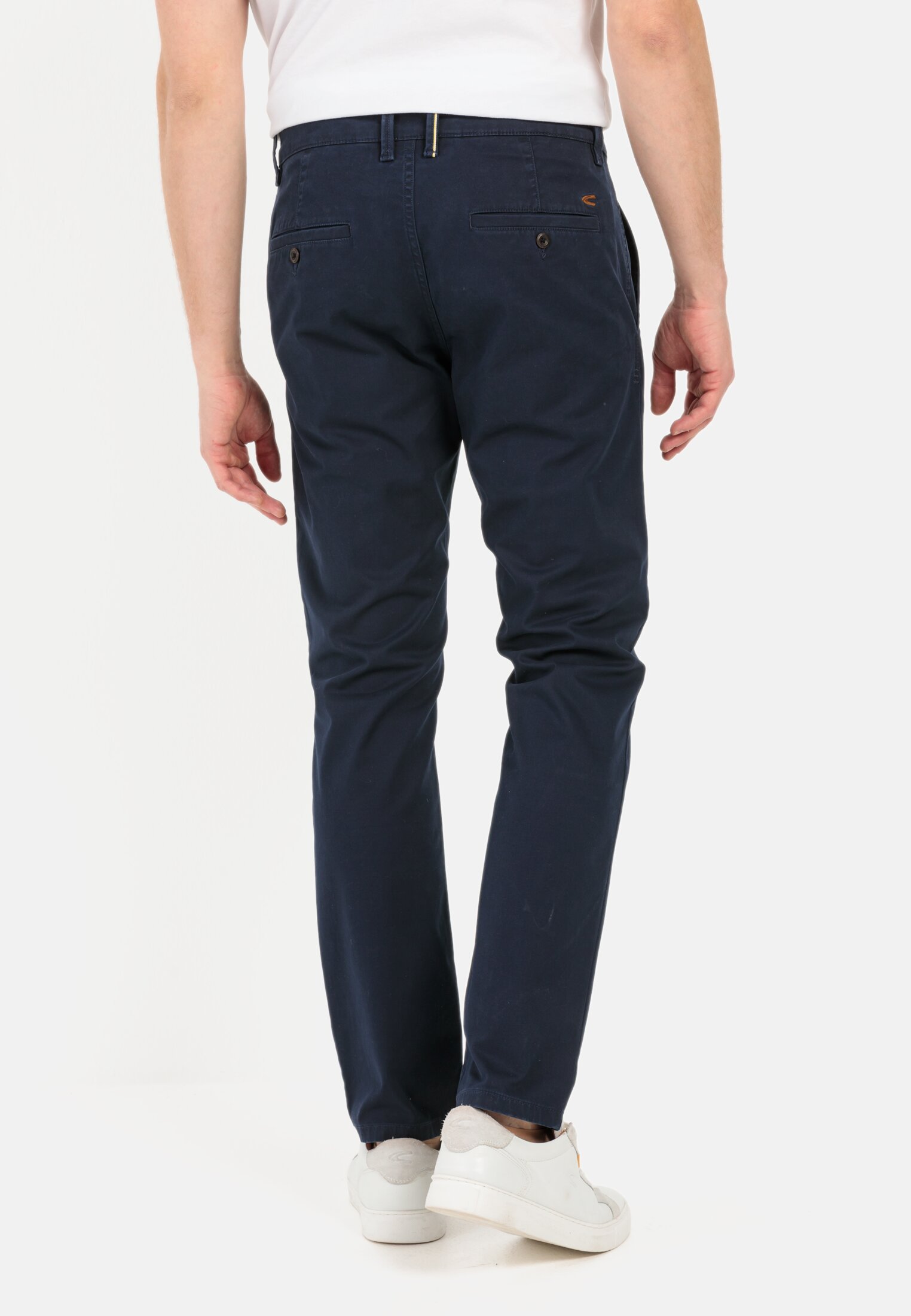 Herren Slim Fit Chino Dunkelblau getragen hinten