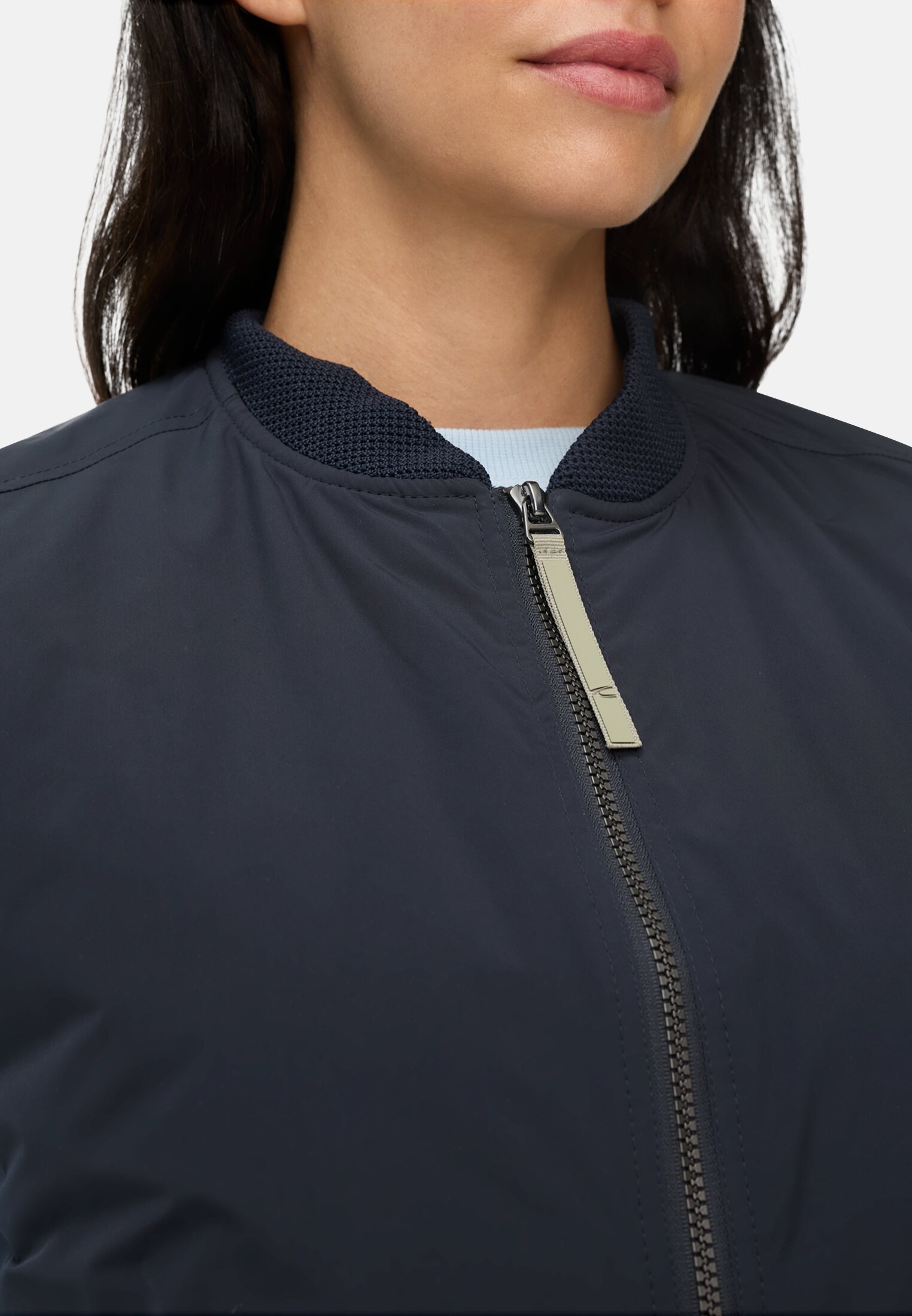 Vrouwen Outdoor vest met tweewegritssluiting en reflecterende details Donkerblauw gedragen detail dichtbij  