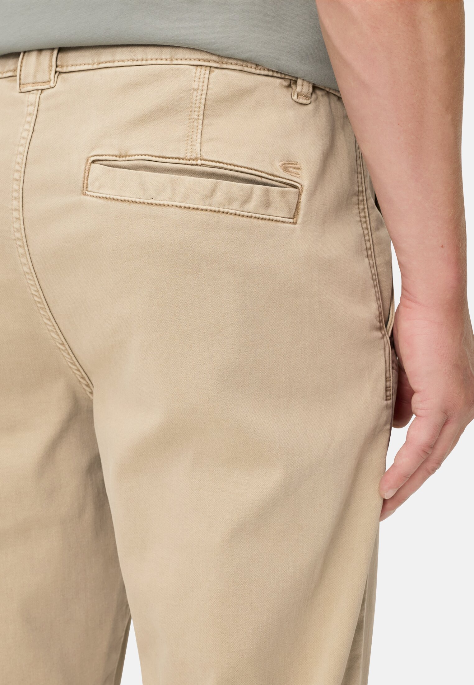 Heren fleXXXactive® Regular Fit Explorer Chino Beige gedragen detail dichtbij
