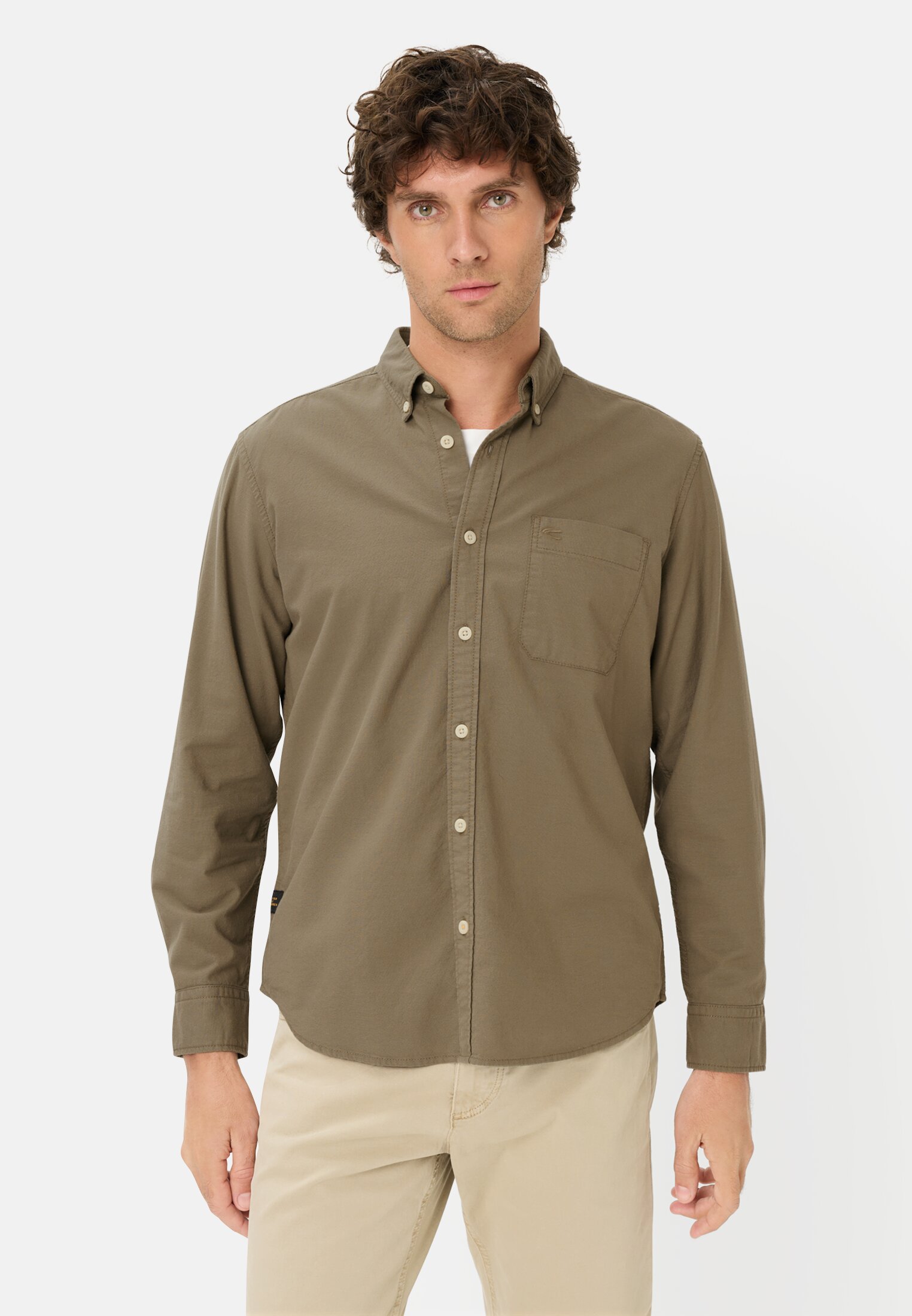 Herren Langarmhemd mit Brusttasche Olivgrün getragen vorn