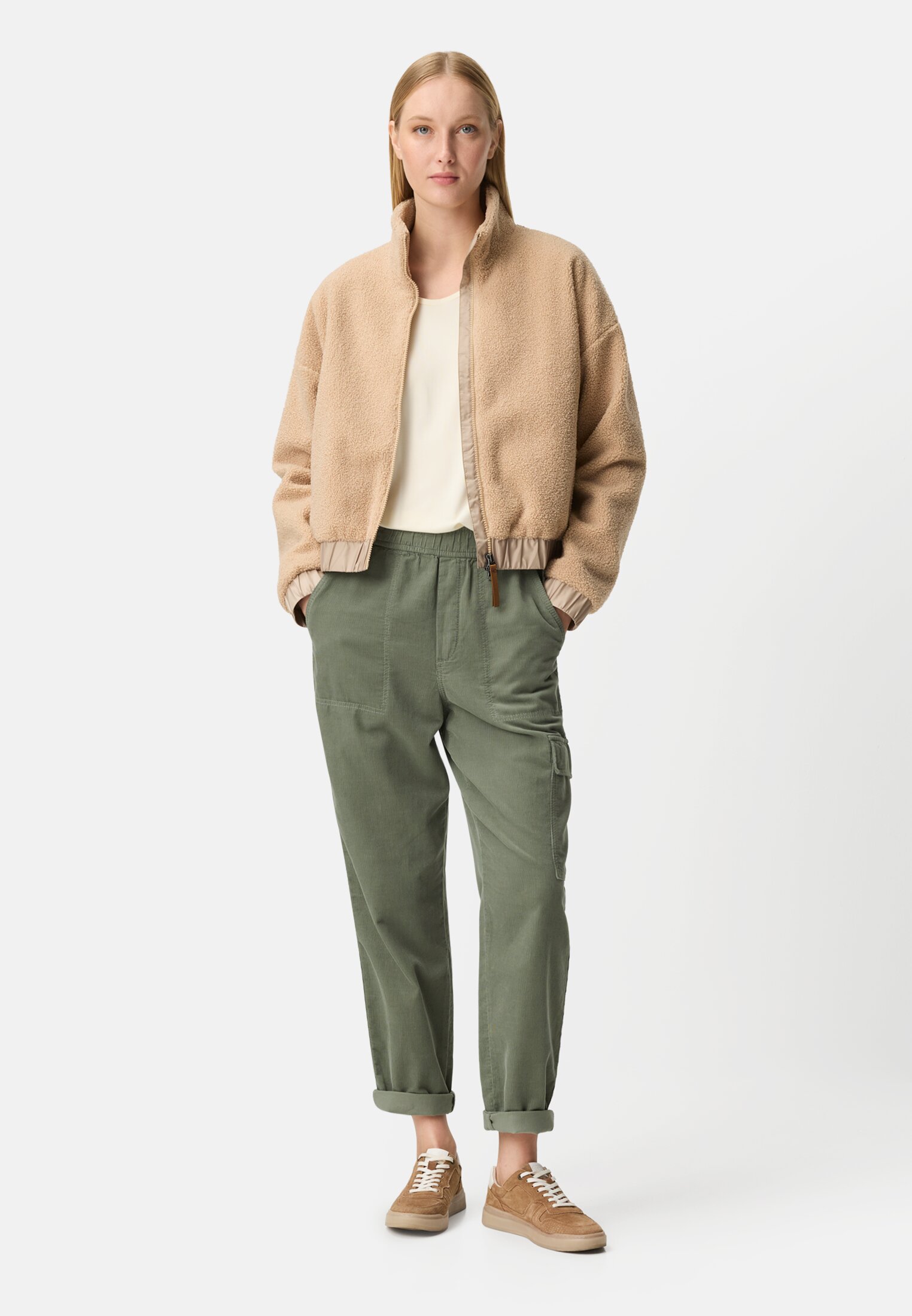 Damen Cargo-Hose aus reiner Baumwolle Graugrün getragen vorne Ganzkörper