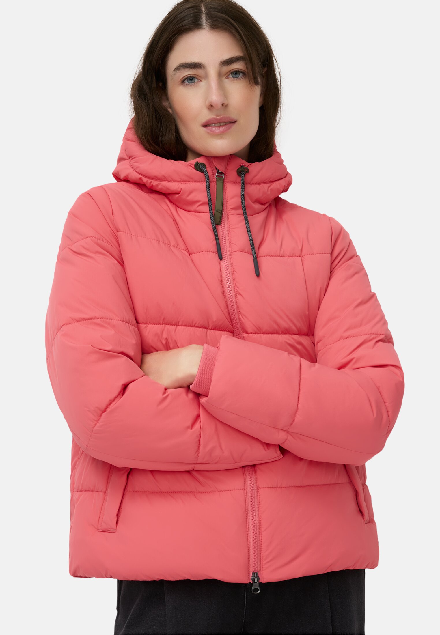 Damen Pufferjacke mit Kapuze Beere getragen emotional