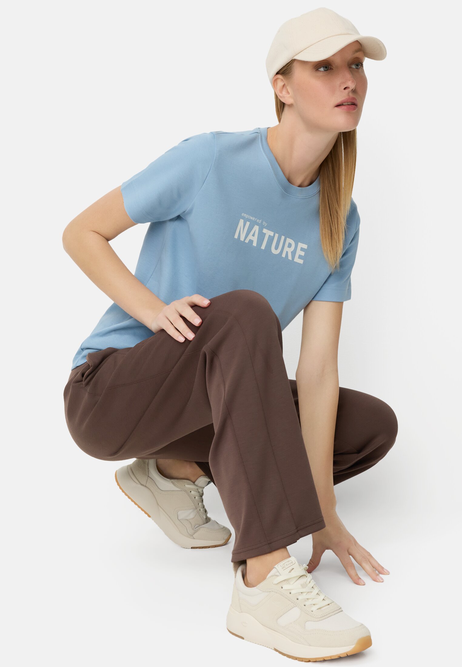 Damen Jogger mit elastischem Bund Braun getragen emotional