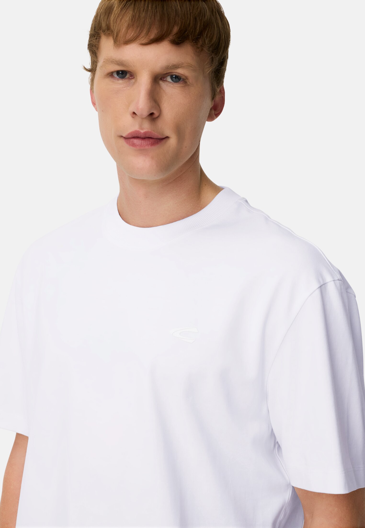 Herren Oversized T-Shirt aus Organic Cotton Weiß getragen detailliert nah