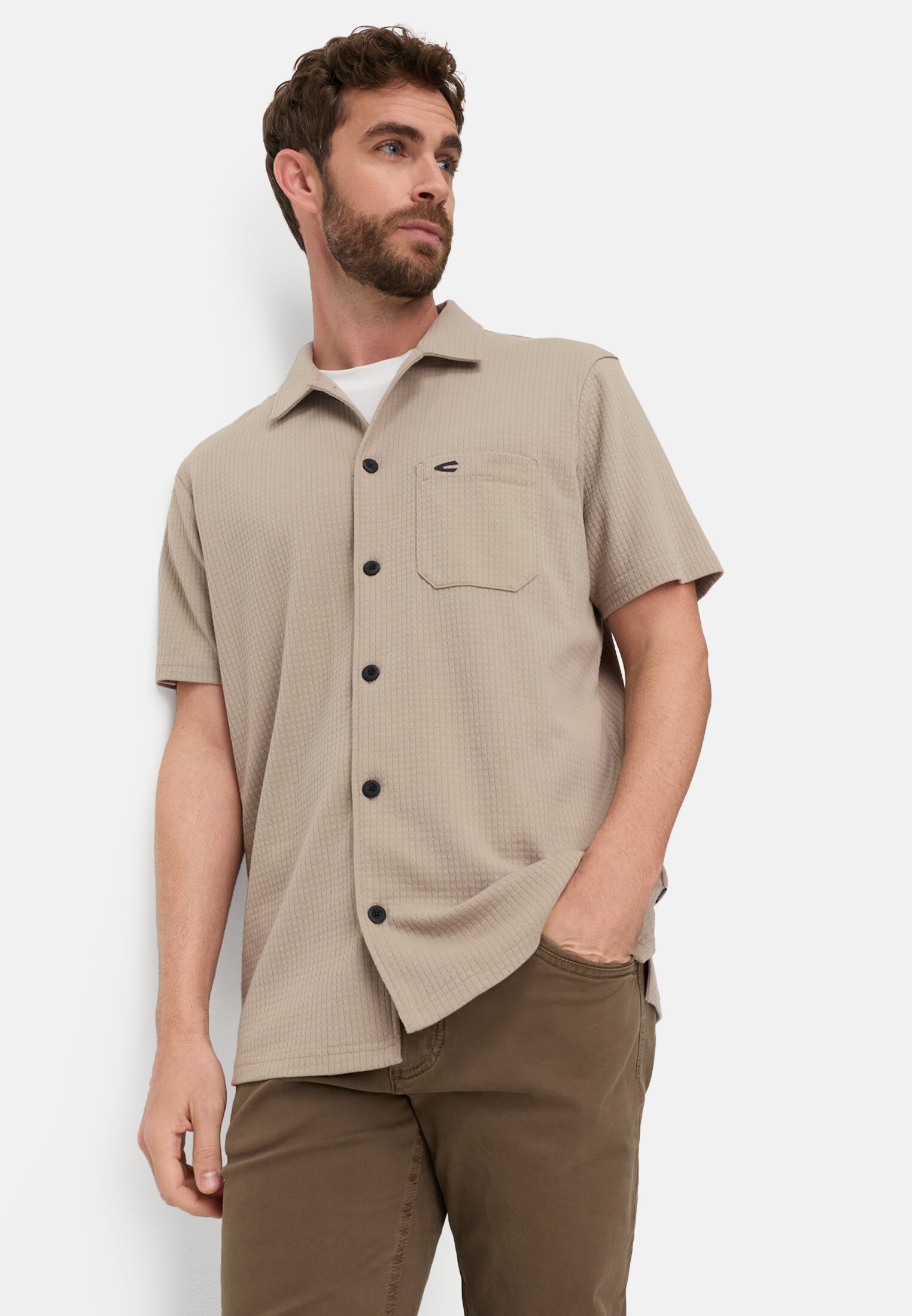 Heren Korte mouwen overhemd met borstzak Beige gedragen emotional 