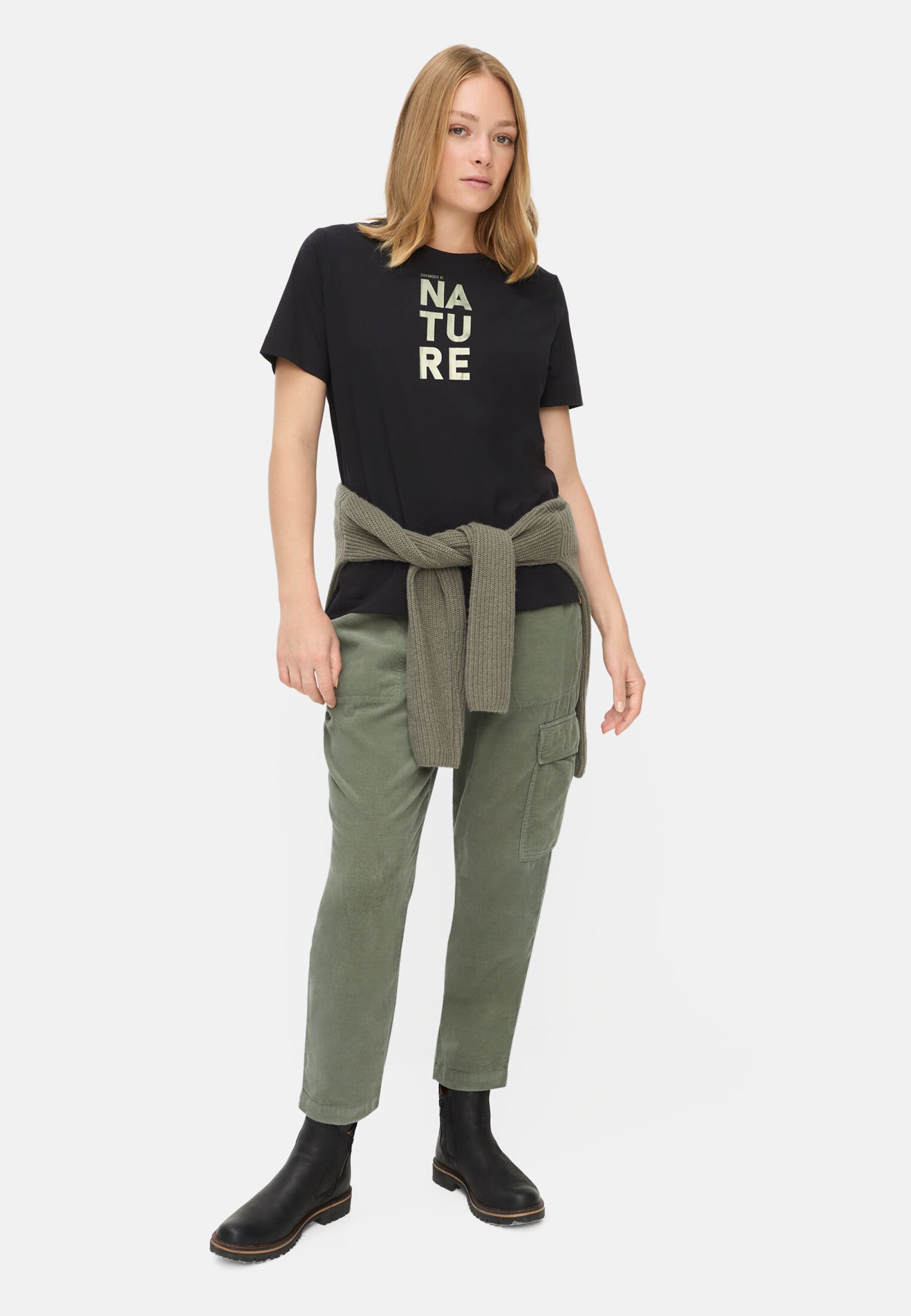 Damen T-Shirt aus reiner Baumwolle Kaviar getragen vorne Ganzkörper