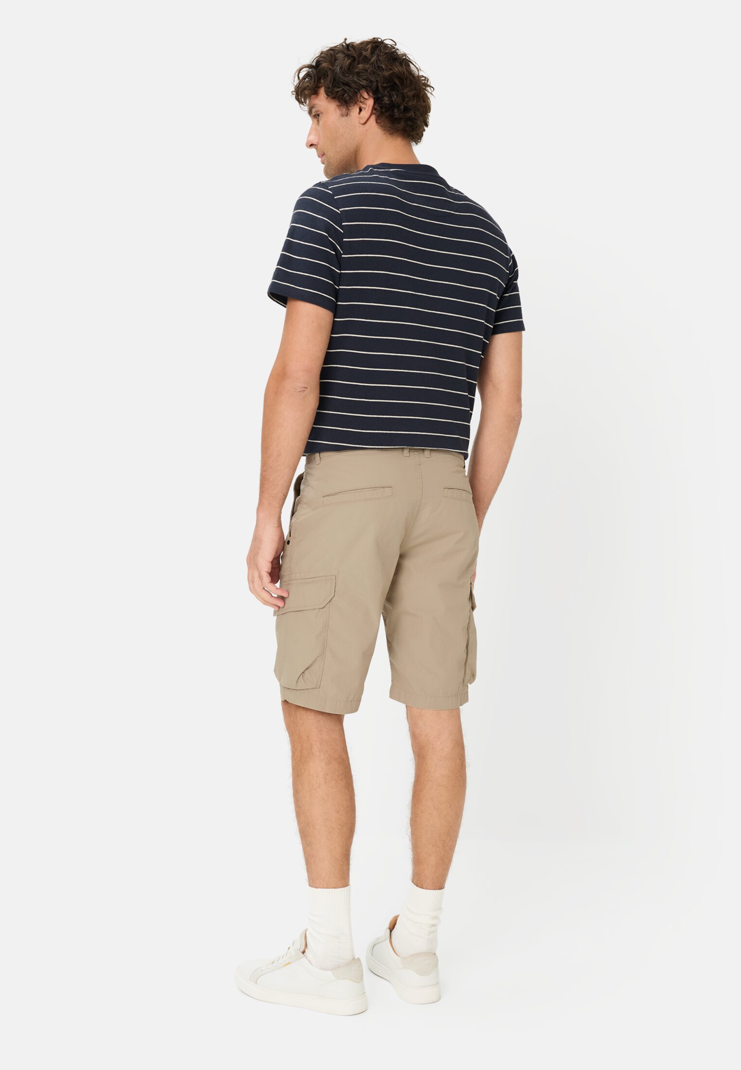Herren Cargoshorts aus reiner Baumwolle Beige getragen hinten
