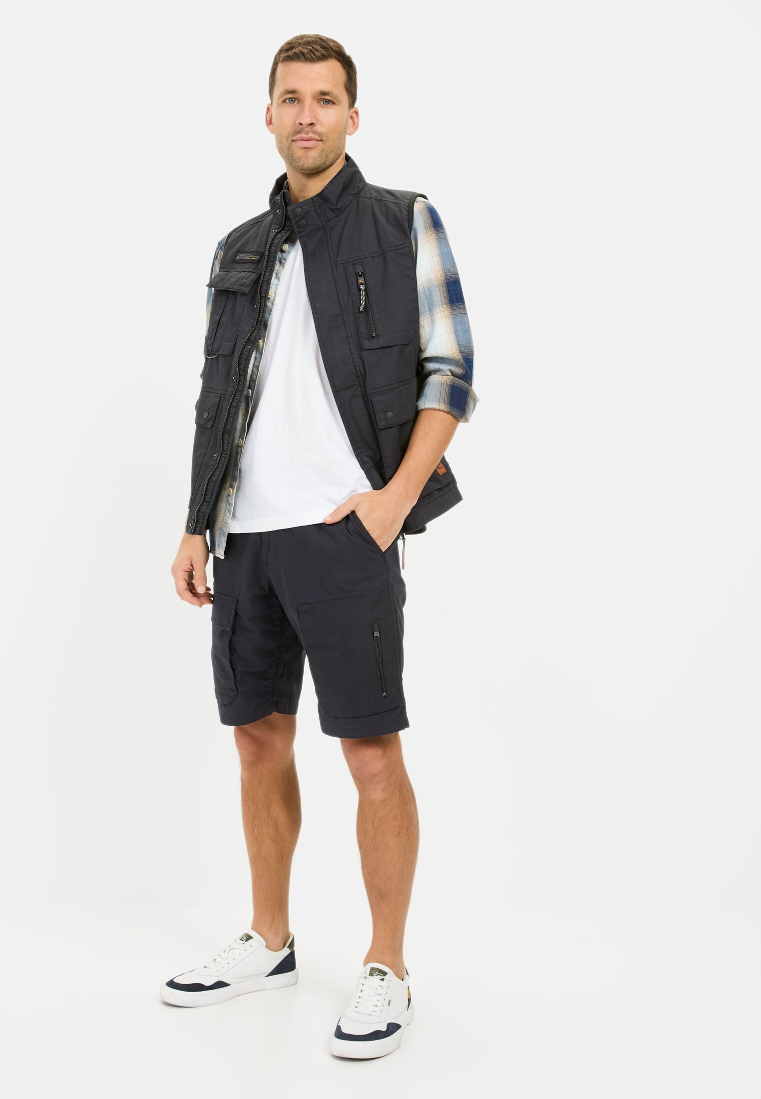 Men Cargo shorts with ripstop contrast Dark Blue worn emotional