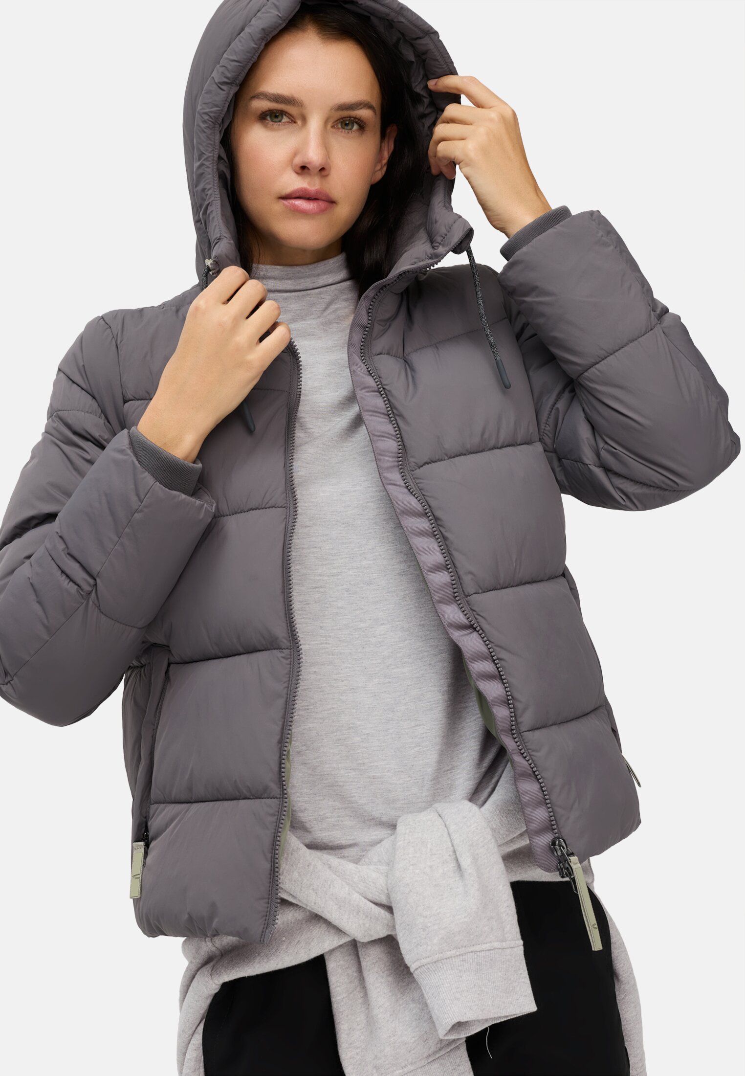 Damen Pufferjacke mit Kapuze Schiefer getragen emotional