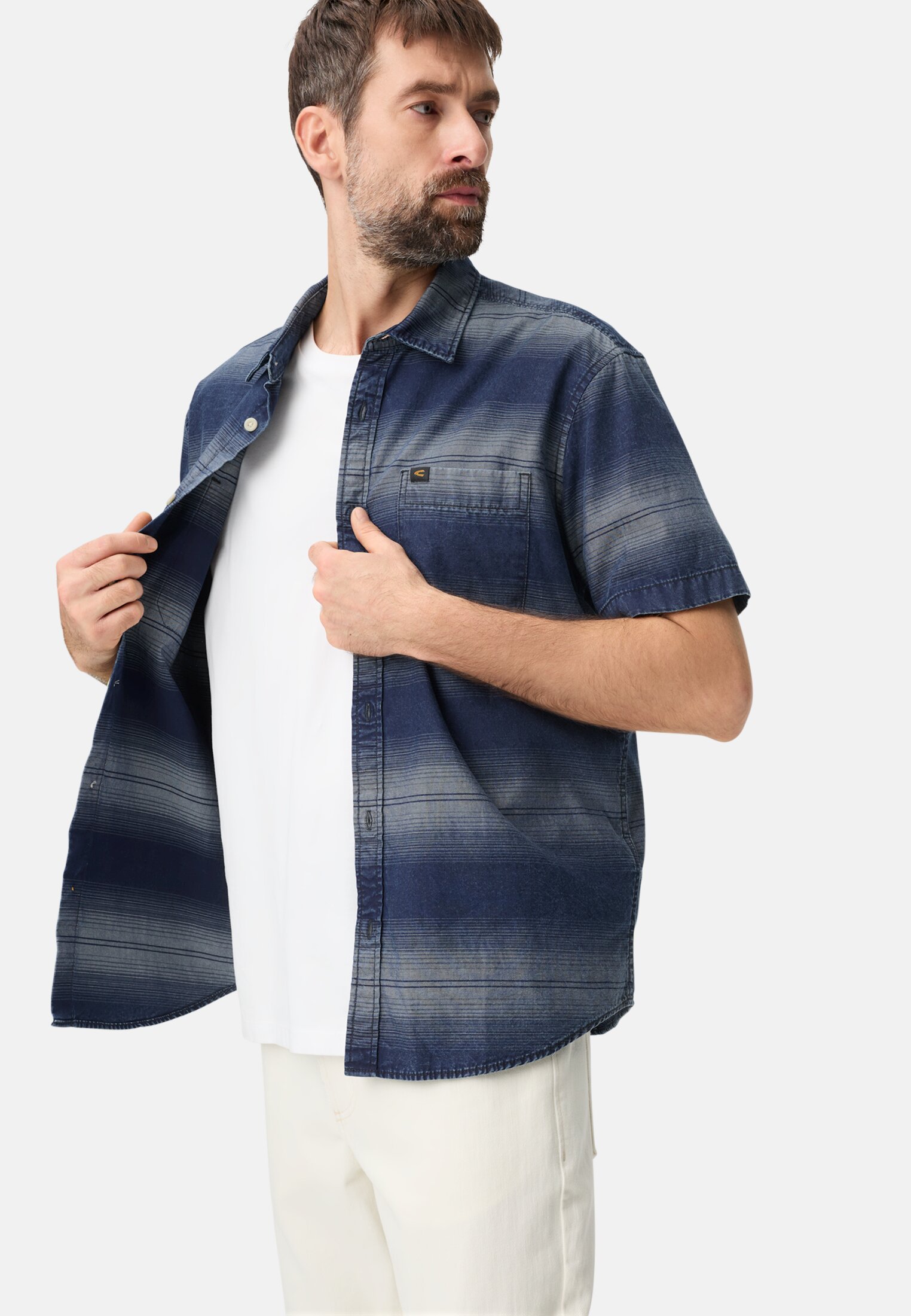 Men Short sleeve shirt with chest pockets Dark Blue worn emotional