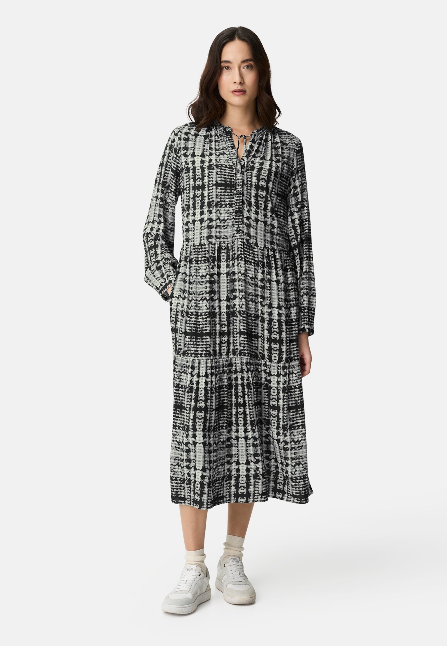 Vrouwen Lange jurk met lange mouwen gemaakt van zuivere viscose Kaviaar AOP gedragen voor