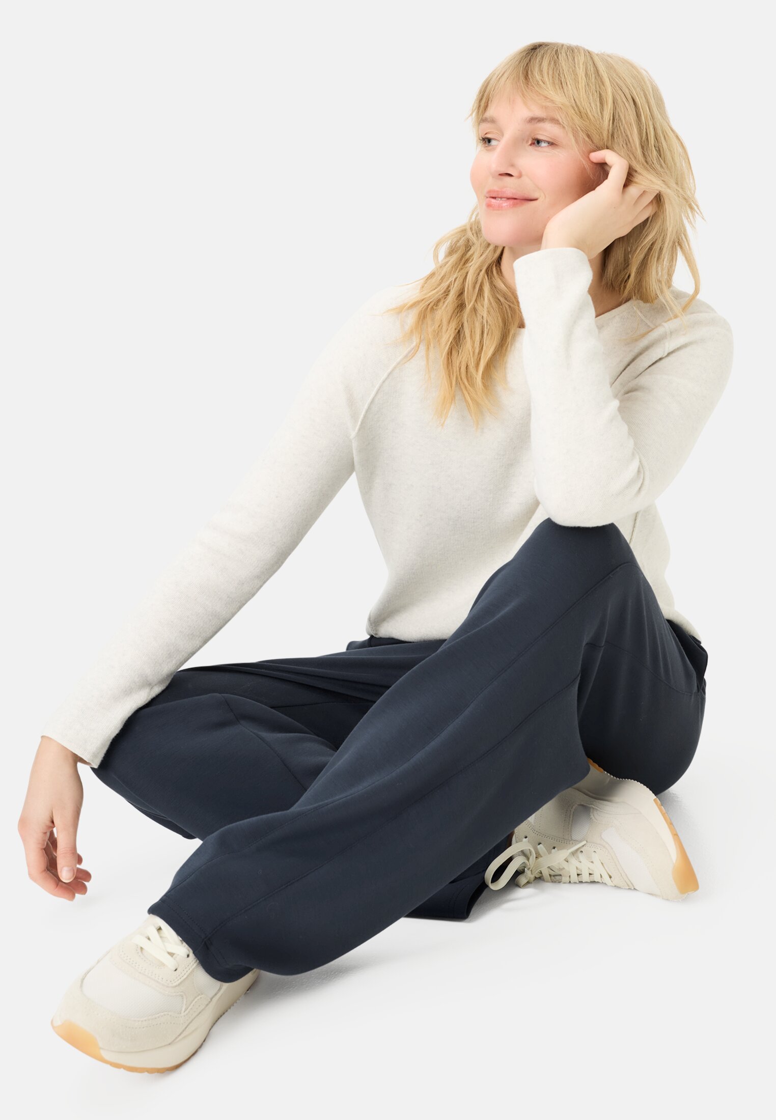 Women Jogger with elastic waistband Dark Blue worn emotional