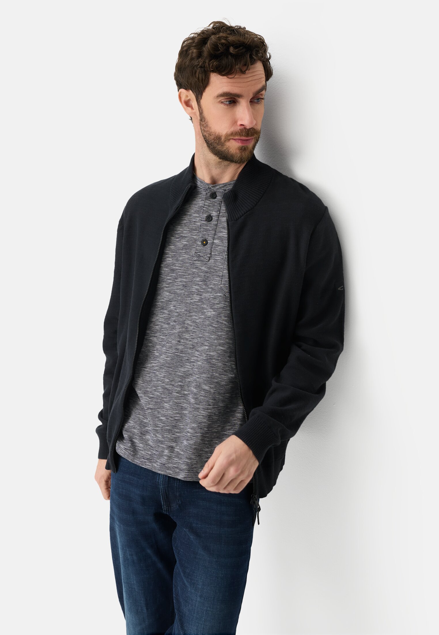 Herren T-Shirt mit Knopfleiste Dunkelblau getragen emotional