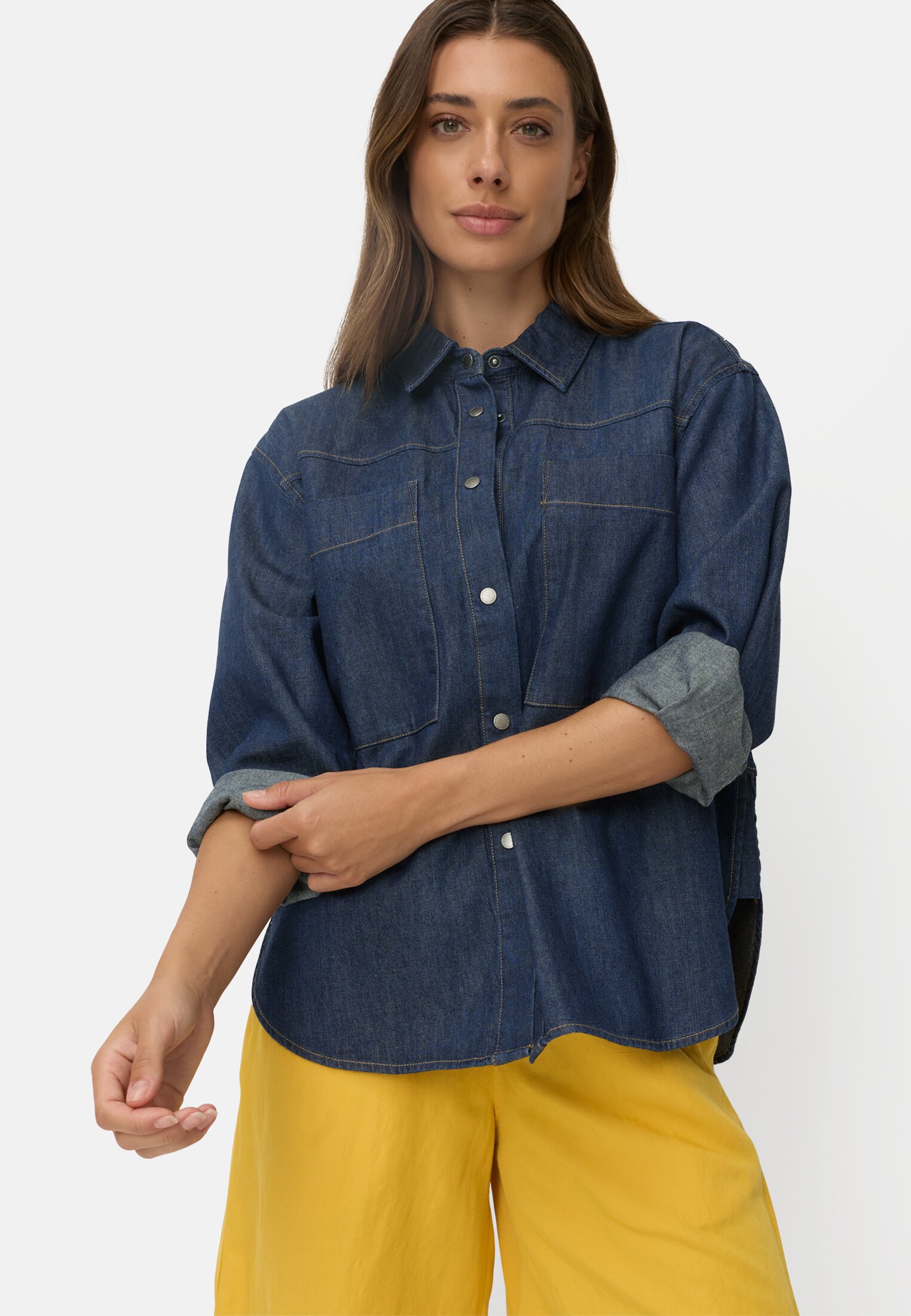 Damen Jeansbluse mit Brusttaschen Indigoblau getragen emotional
