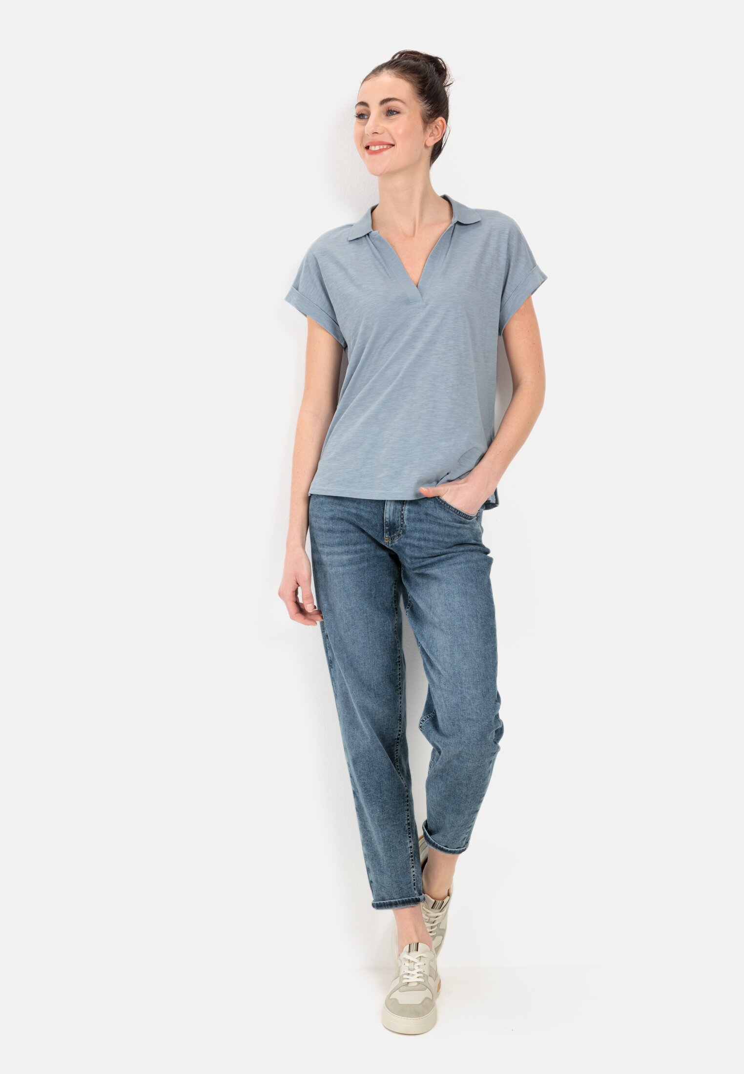 Damen T-Shirt mit Polokragen aus Organic Cotton Blau-Grau getragen vorne Ganzkörper