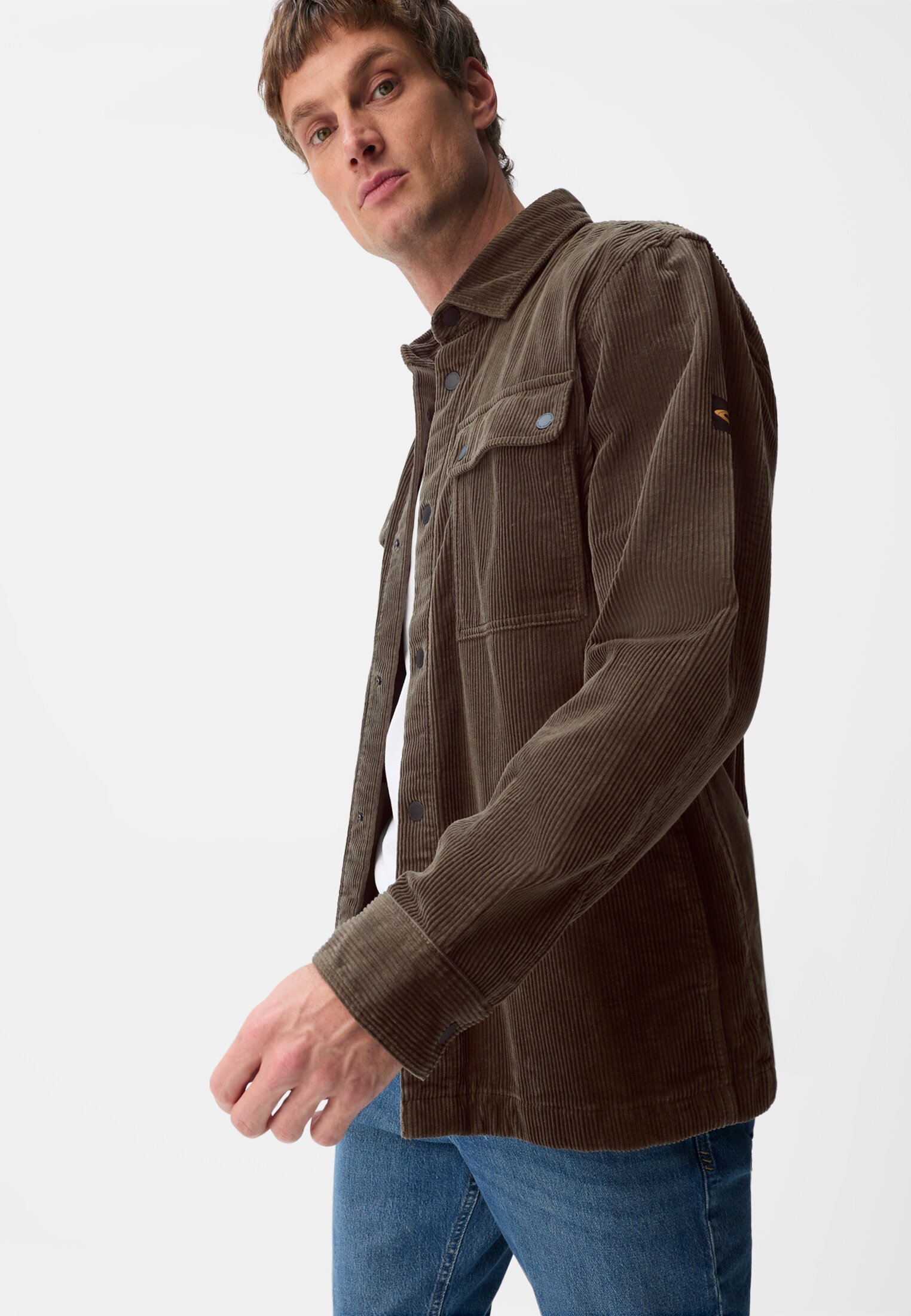 Herren Cord Overshirt aus 100% Baumwolle Olivbraun getragen emotional