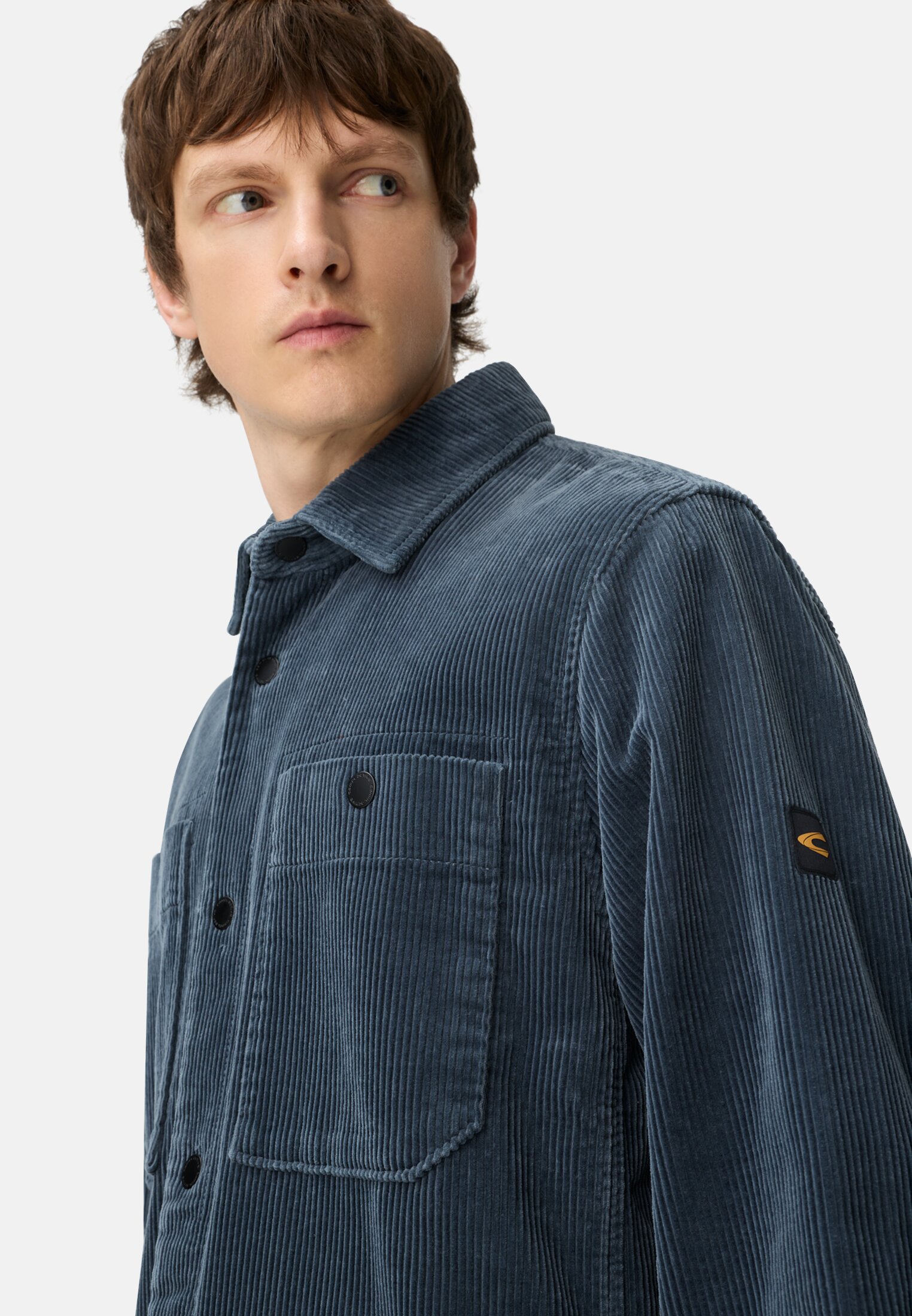 Herren Cord Overshirt mit Druckknöpfen Tintenblau getragen detailliert nah