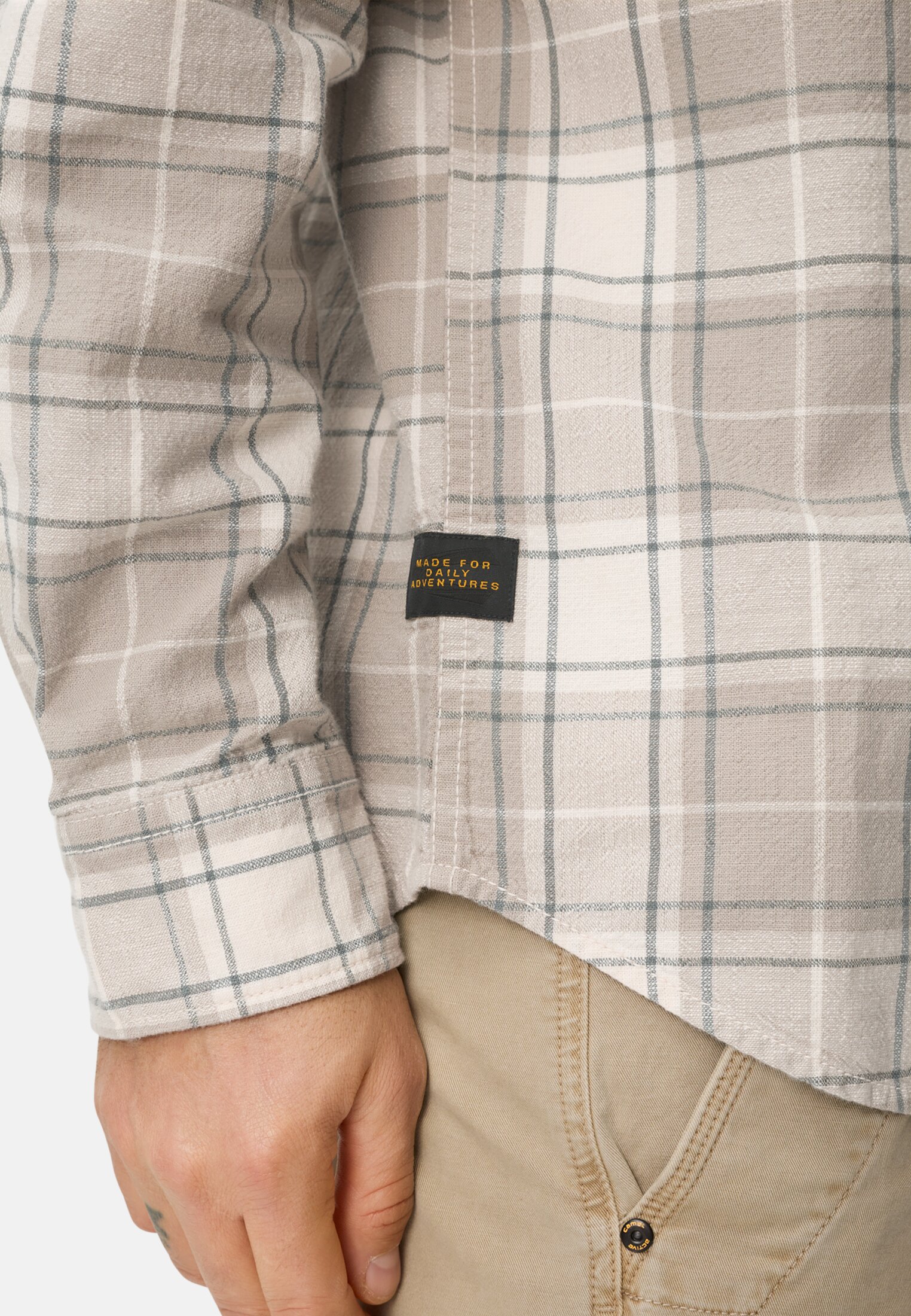 Heren Overhemd met lange mouwen en borstzak Blauw gedragen detail dichtbij  