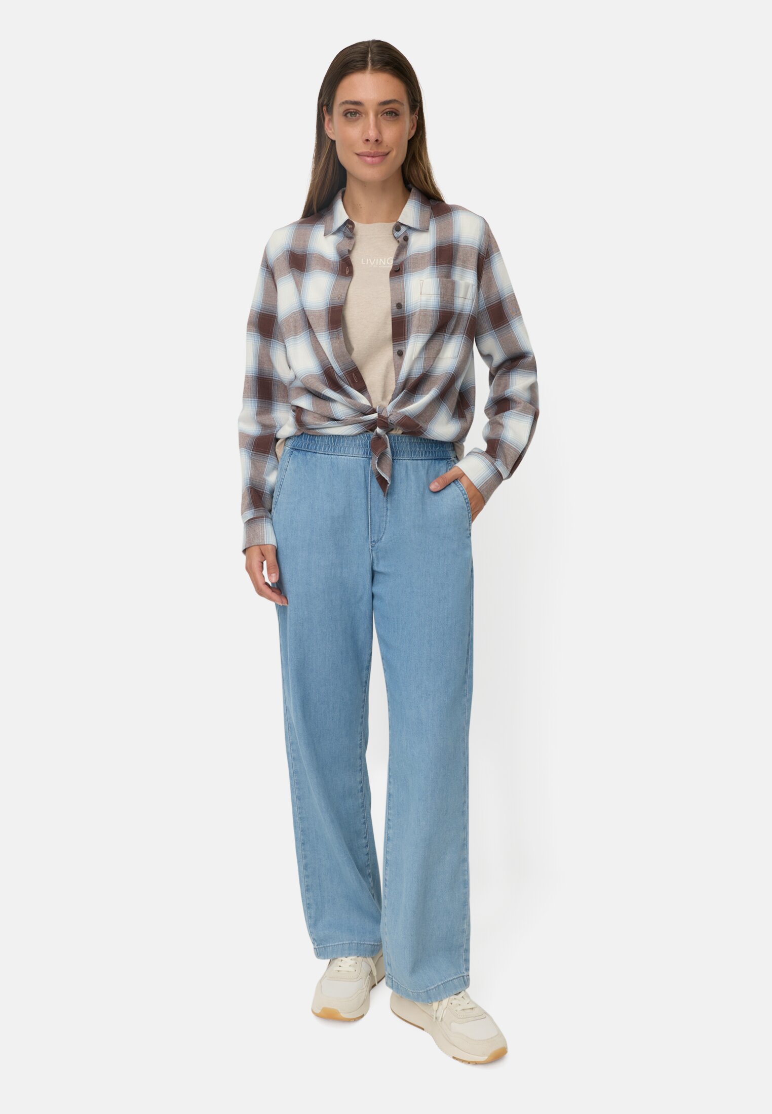 Damen Bluse mit Brusttasche Braun getragen vorne Ganzkörper