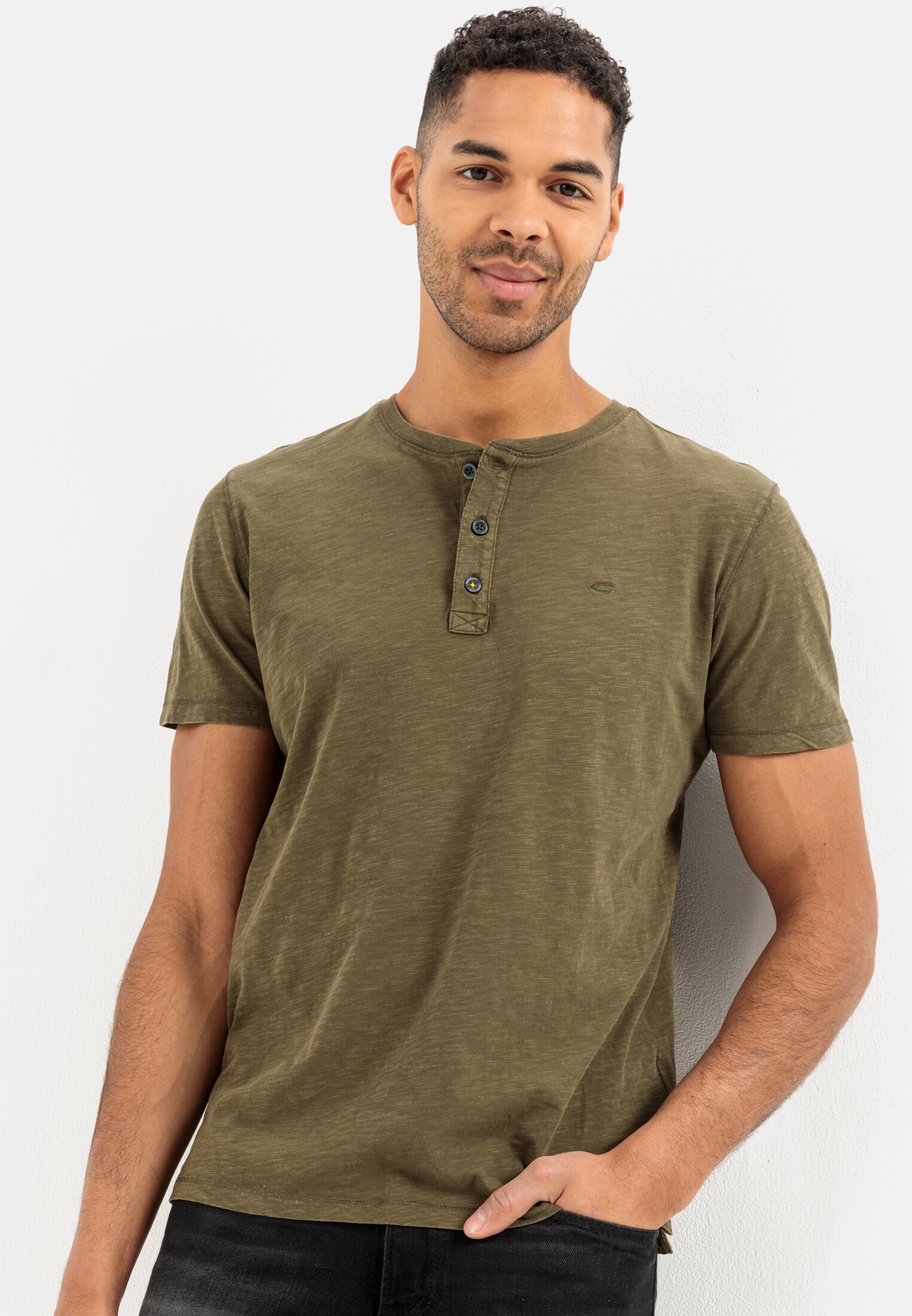 MI_09474-9T04-93_M4-00 Men Organic cotton short sleeve henley Gold worn emotional