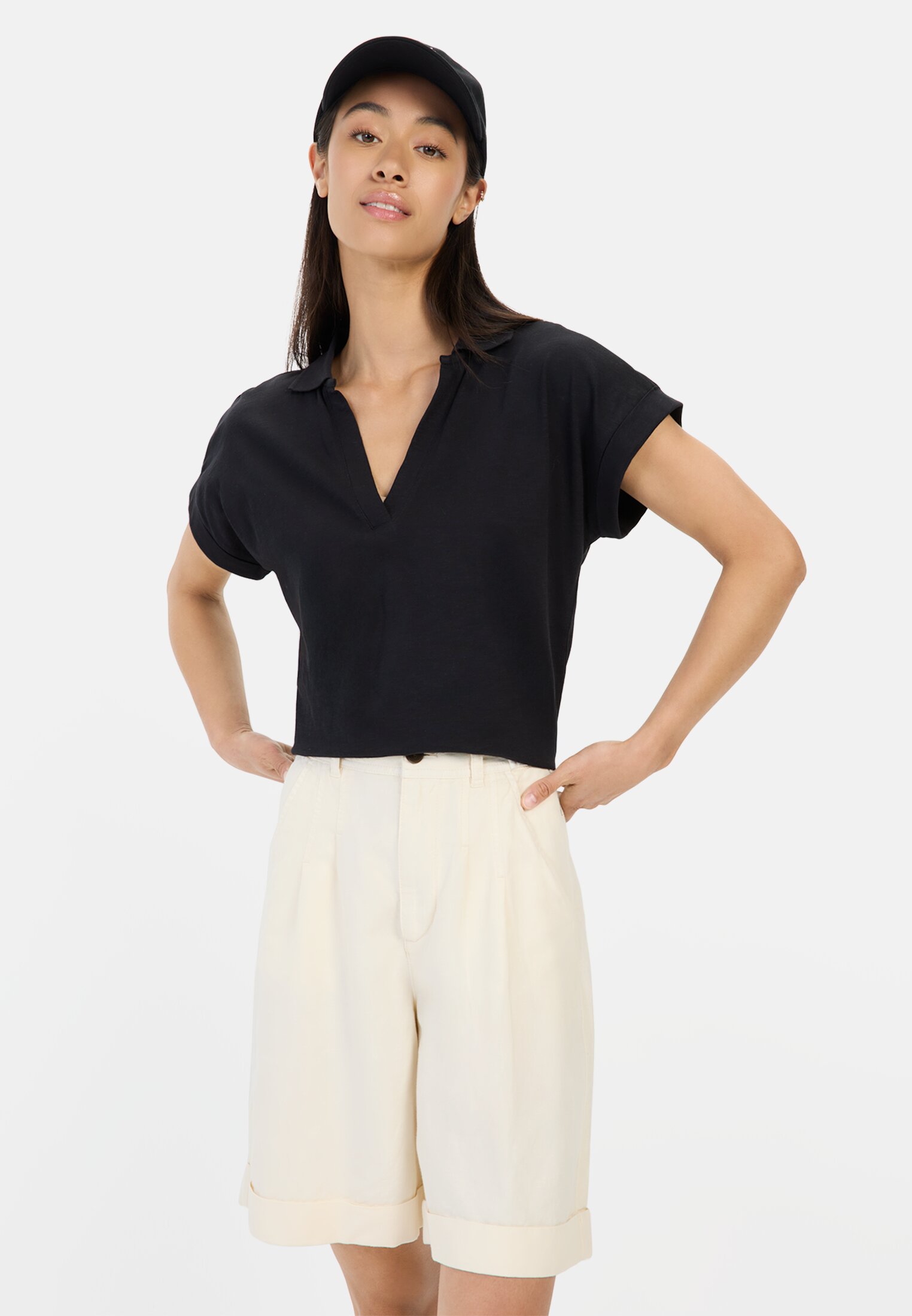 Damen Kurzarmshirt mit Polokragen Schwarz getragen emotional