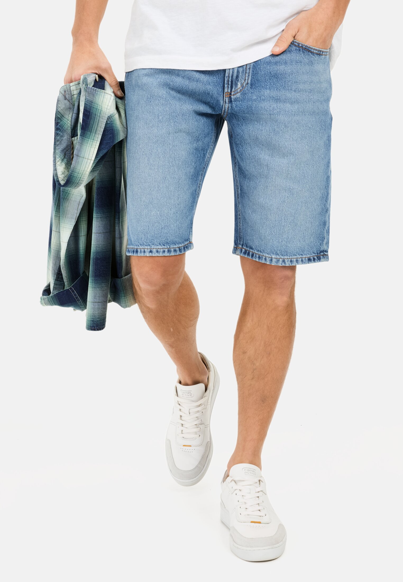 Men 5-pocket denim shorts made of cotton Blue worn front
