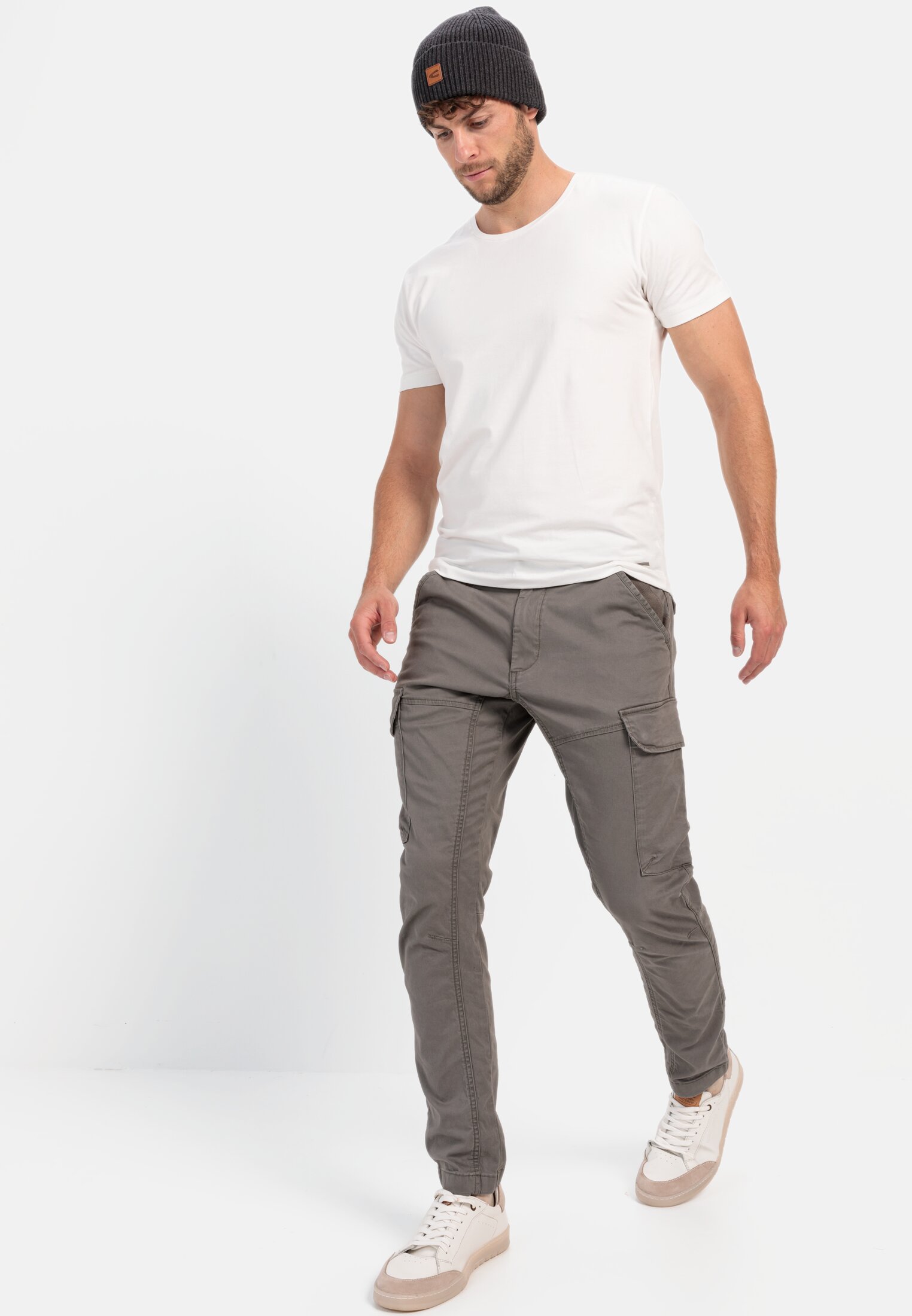 Men Tapered fit cargo pants Grey worn emotional