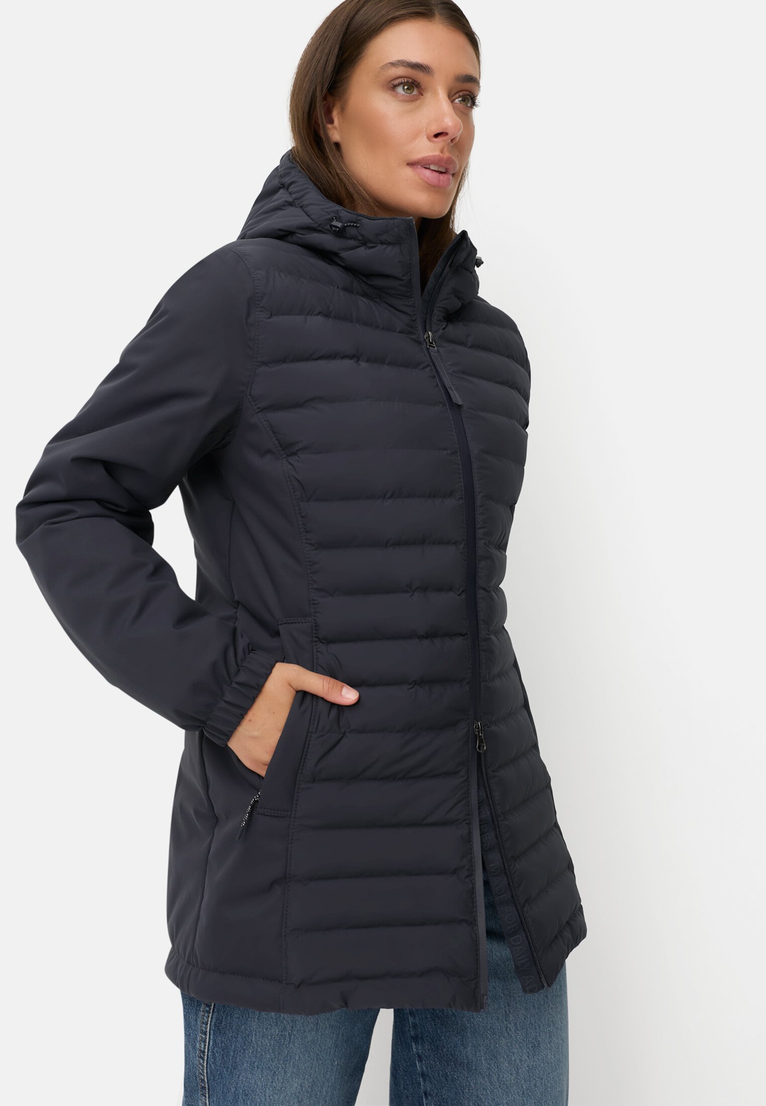 Damen teXXXactive® Funktionsjacke aus atmungsaktiven Material Navyblau getragen emotional