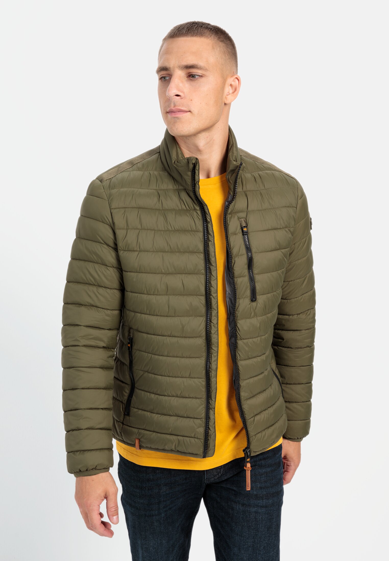 Herren Downfree Steppjacke aus recyceltem Polyester Oliv getragen vorn