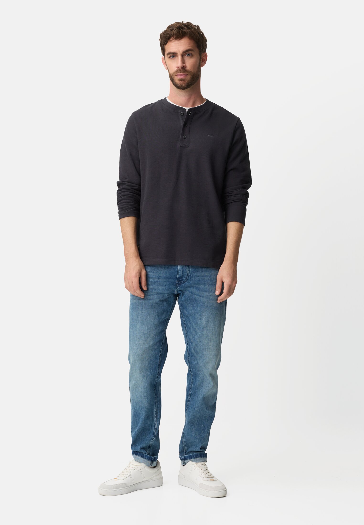 Heren Henleyshirt met knoopsluiting Donkerblauw gedragen voor lichaam compleet 