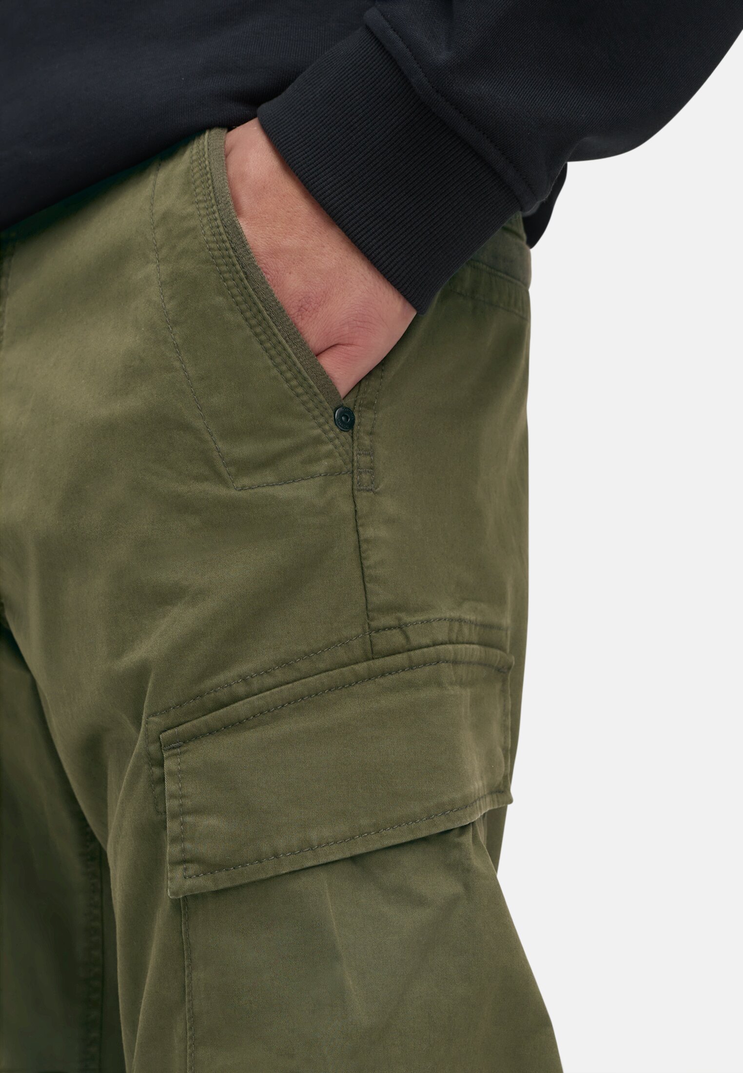 Men Cargo Regular Fit pants made of cottonmix Forest green worn detail close