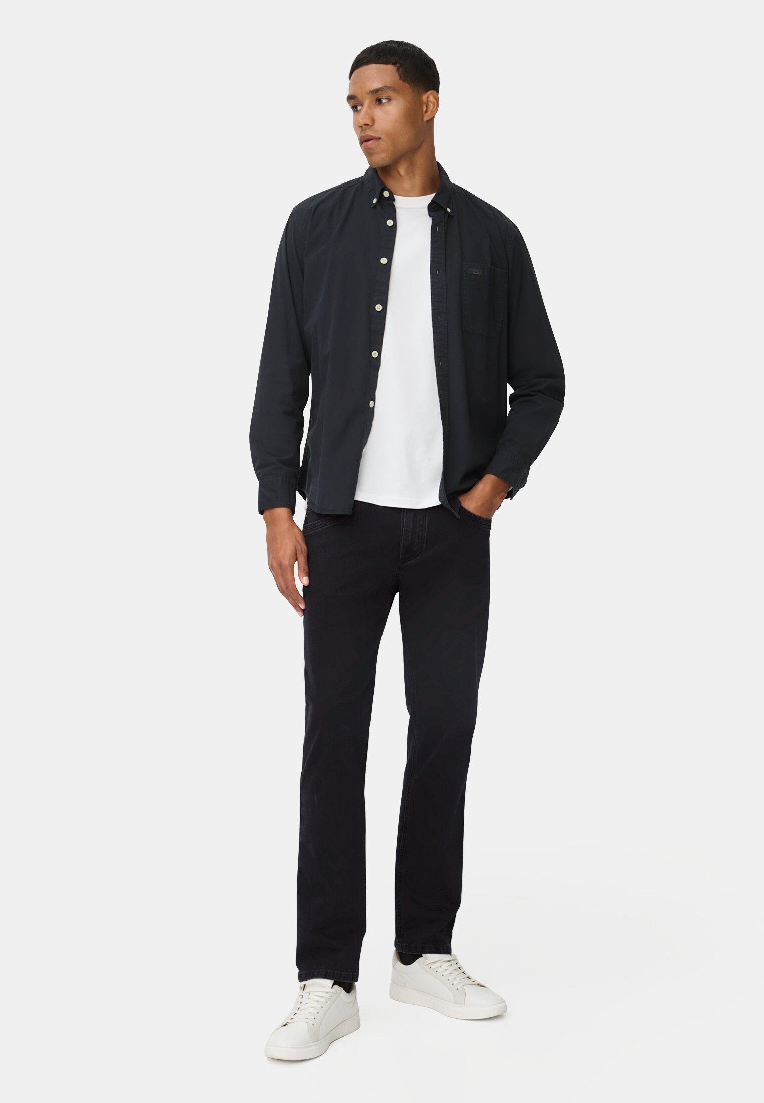 Herren 5-Pocket Relaxed Fit Hose aus Baumwoll-Mix Schwarz getragen vorne Ganzkörper