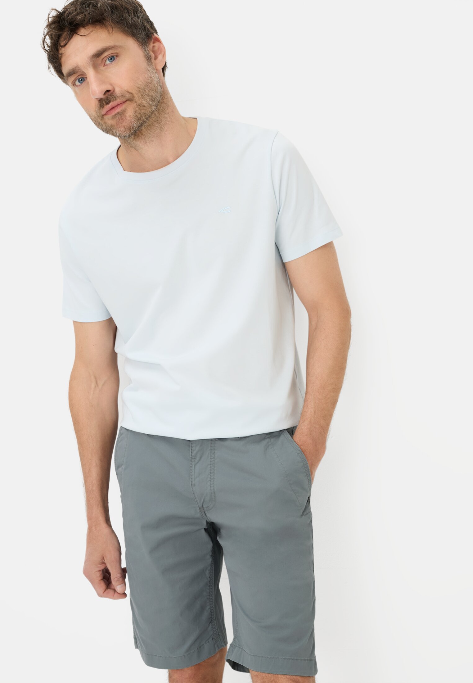 Herren Bermuda Shorts mit Reißverschluss Sturmblau getragen emotional