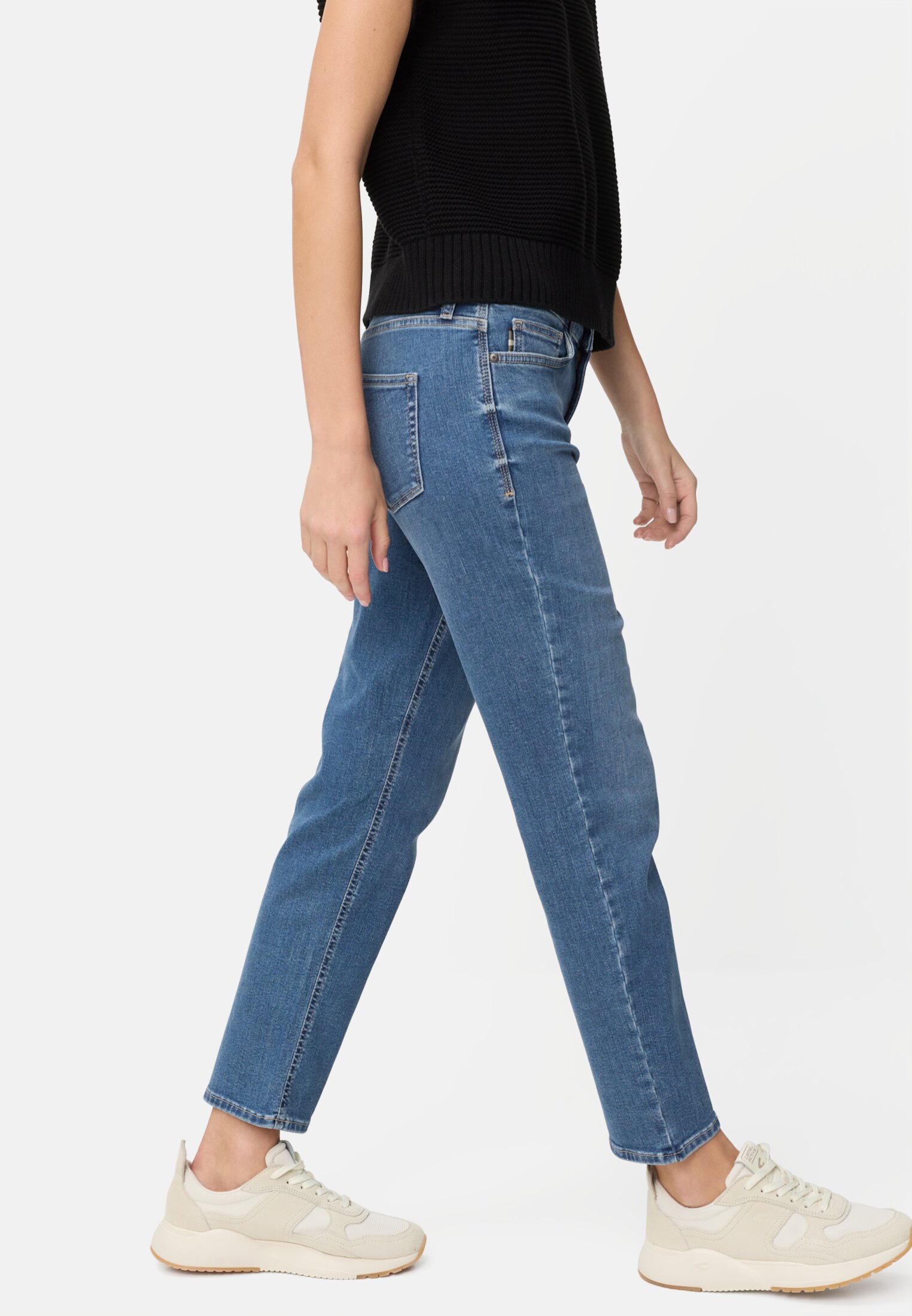 Damen 5 Pocket Straight Fit Jeans Mittelblau getragen emotional