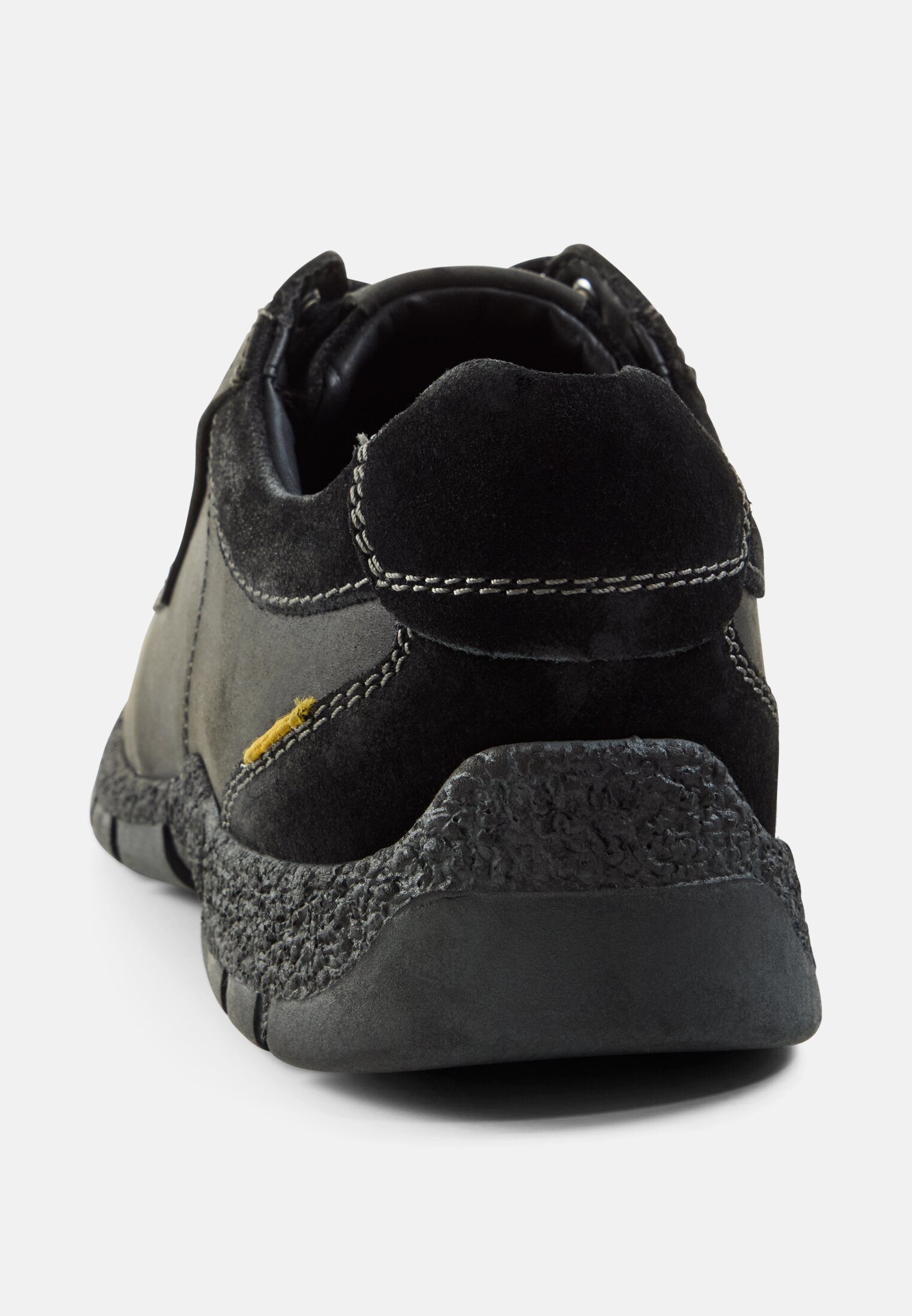 Herren Lederschuh mit robuster Sohle Schwarz vorne nah