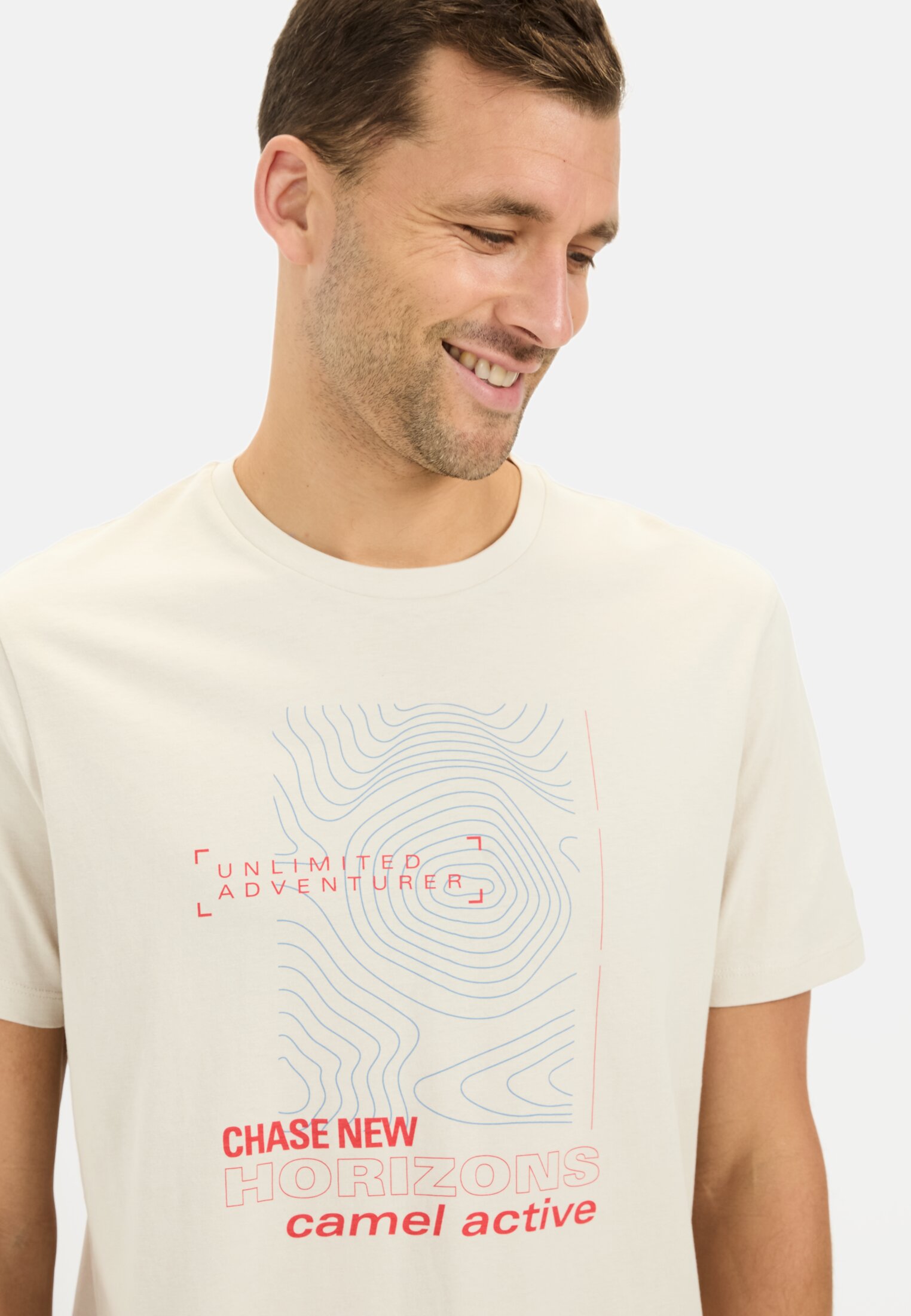MI_09700-5T02-16_M5-00 Men T-shirt made from organic cotton Beige worn detail close