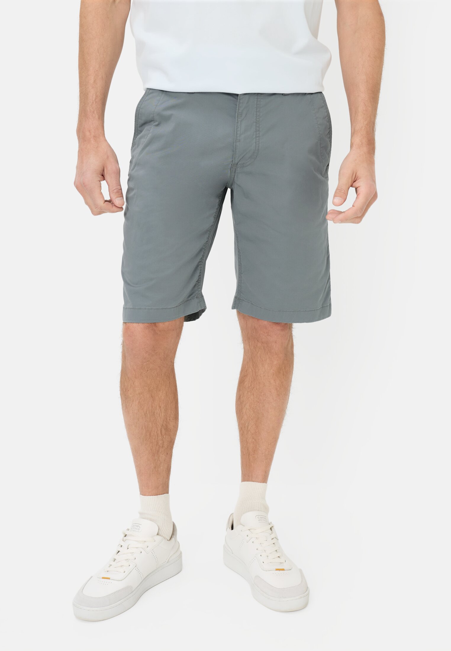 Herren Bermuda Shorts mit Reißverschluss Sturmblau getragen vorn